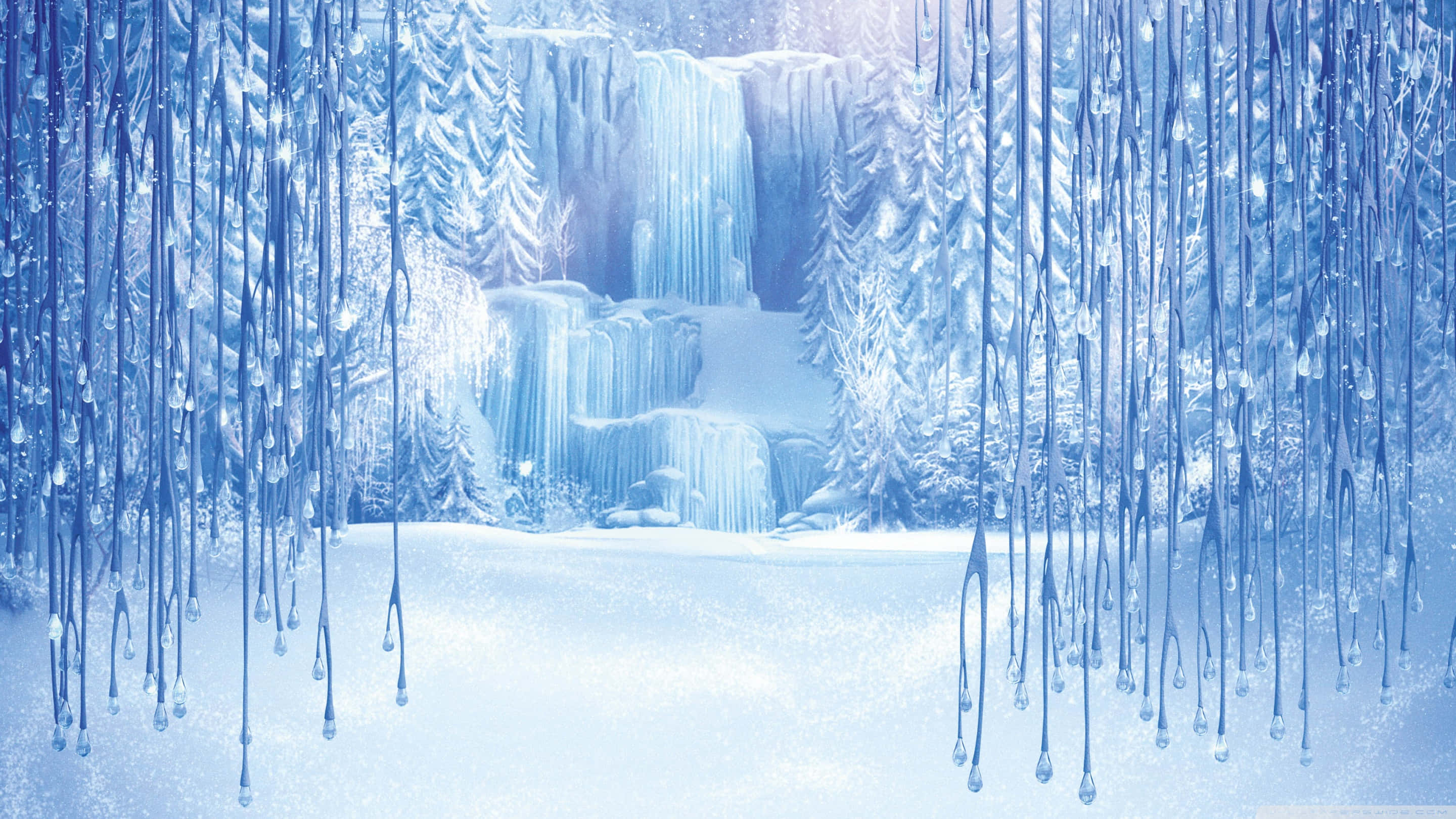 冰雪奇緣 桌布 壁紙 — 一條冰凍的瀑布穿過白雪覆蓋的森林，周圍掛滿了在柔和藍光下閃爍的冰柱。