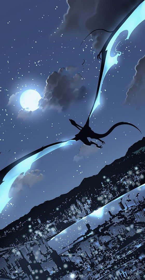Manga Universe 桌布 壁紙 — 一條剪影龍在明亮的月亮下，在繁星點點的夜空中翱翔，飛越發光的城市景觀。