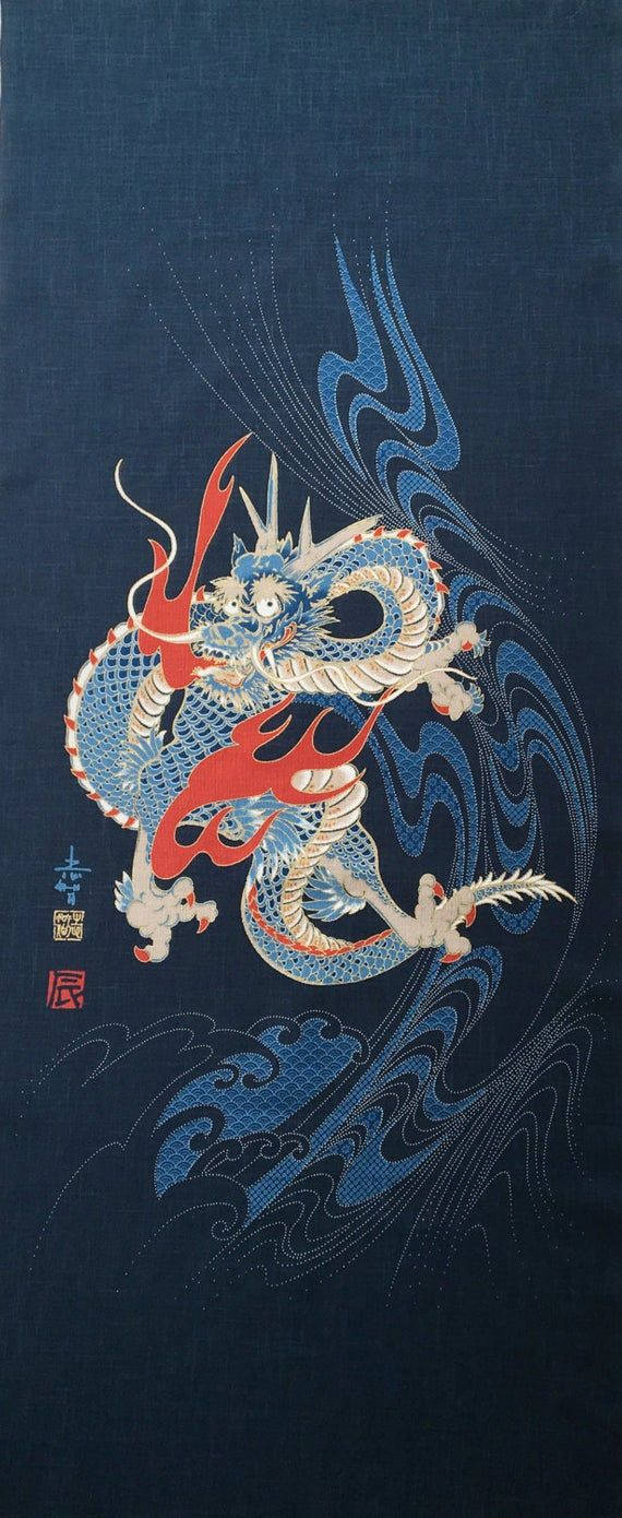 龍 桌布 壁紙 — 一條動態的藍色和紅色龍，擁有流動的鬃毛和爪子，從深海軍藍紋理背景上的漩渦海浪中出現。