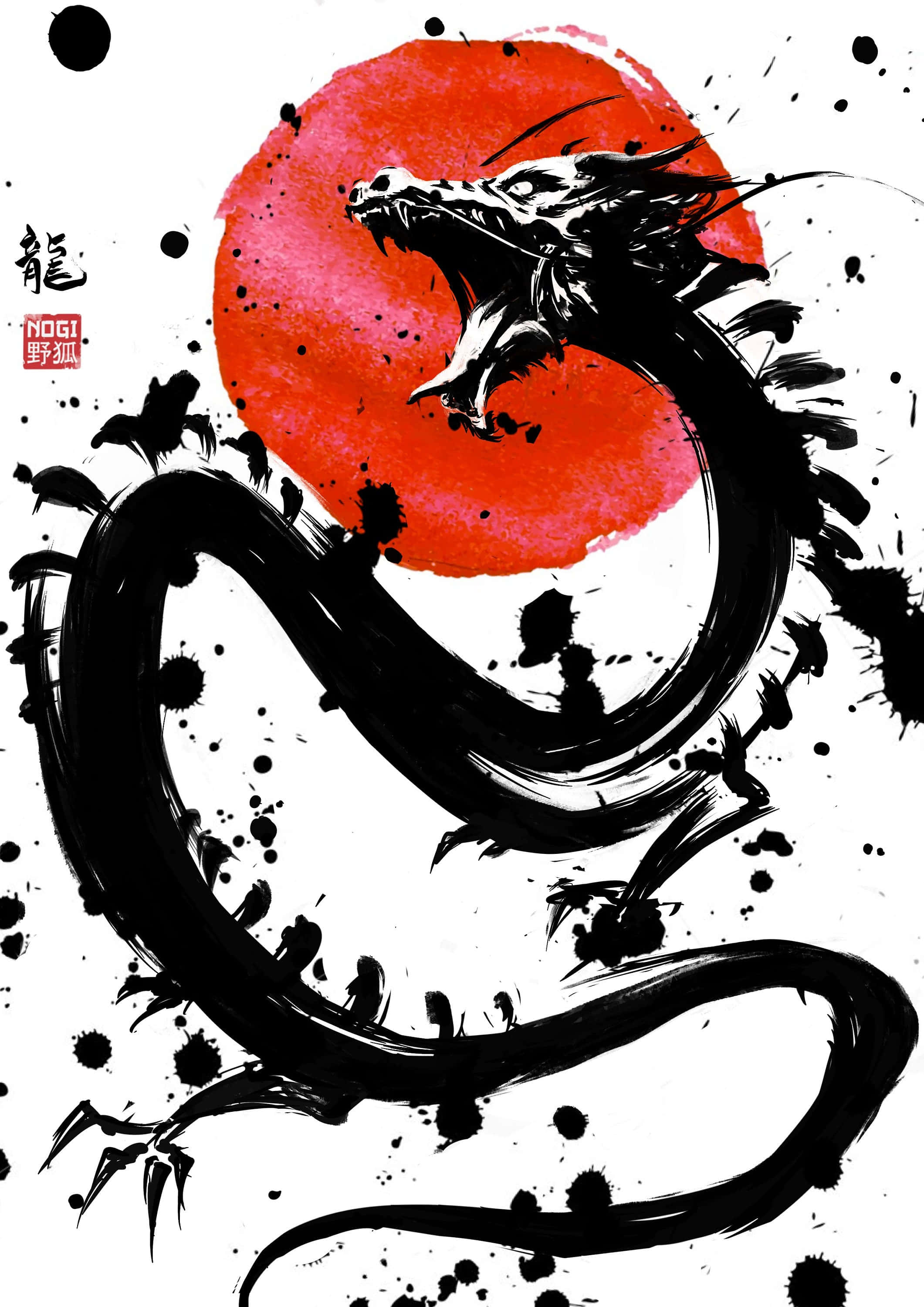 Samurai Dragon 桌布 壁紙 — 一條動態的黑色墨水龍纏繞著大膽的紅色太陽，在純白色背景上帶有飛濺的墨水點綴。