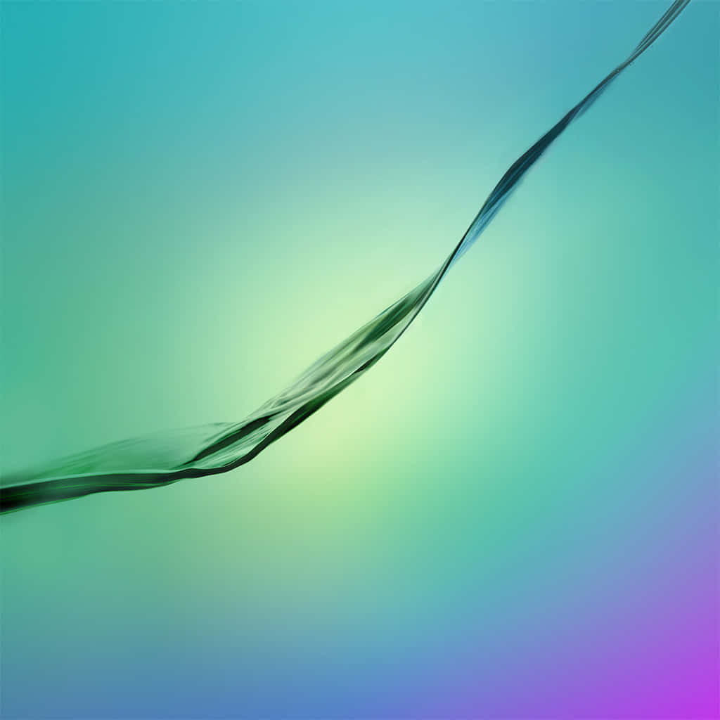 Galaxy Tab 桌布 壁紙 — 一條半透明綠色的流動絲帶，在青綠色、黃色和紫色的柔和漸變天空中優雅地彎曲。