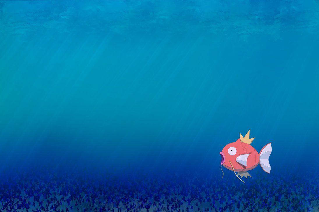 Magikarp 桌布 壁紙 — 一條卡通風格的紅色魚戴著皇冠，獨自在深藍色的海水裡游動，陽光從上方穿透下來。