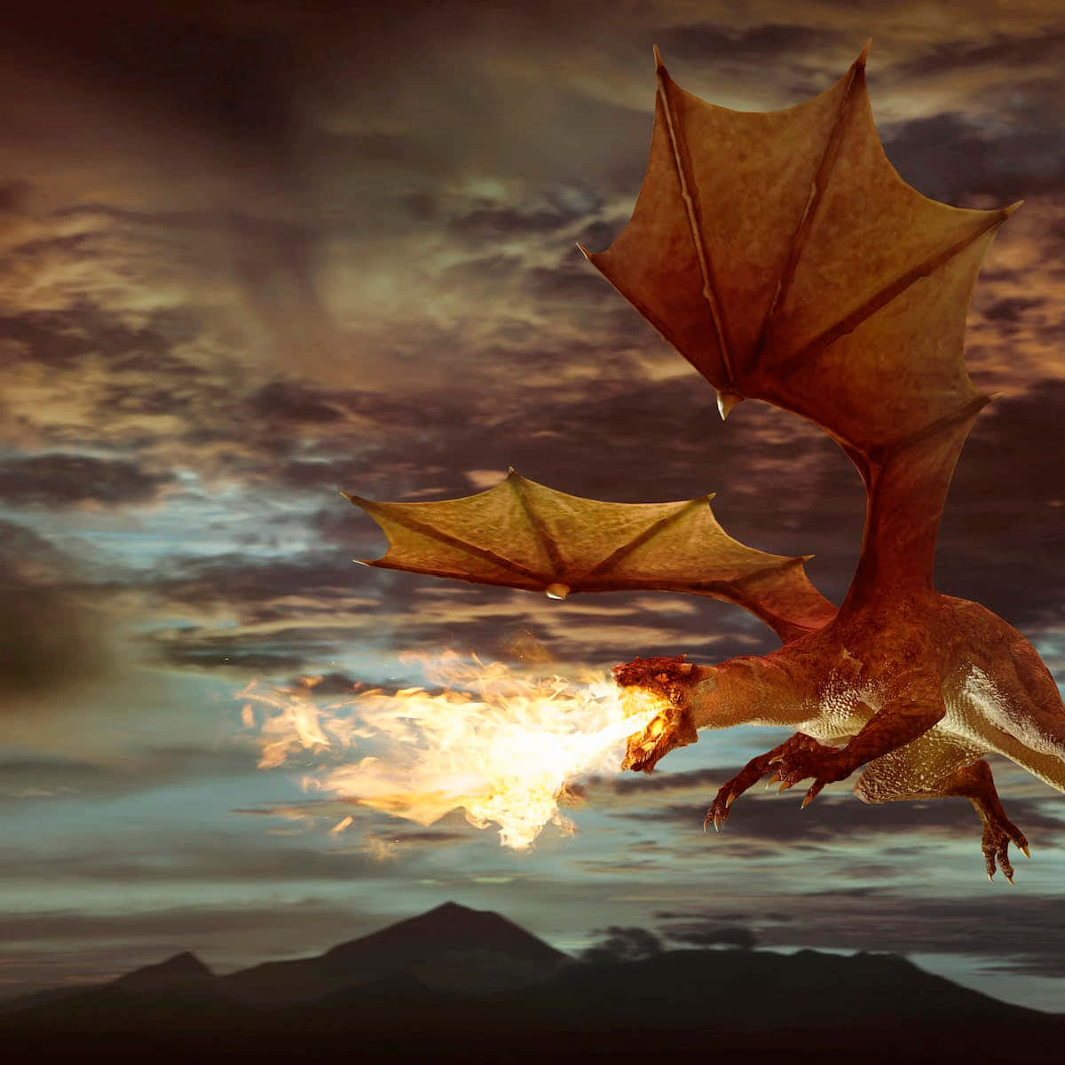 Dragons 桌布 壁紙 — 一條噴火巨龍在暮色天空中翱翔於山脈之上，向戲劇性的雲層背景噴射出一道熾熱的火焰。