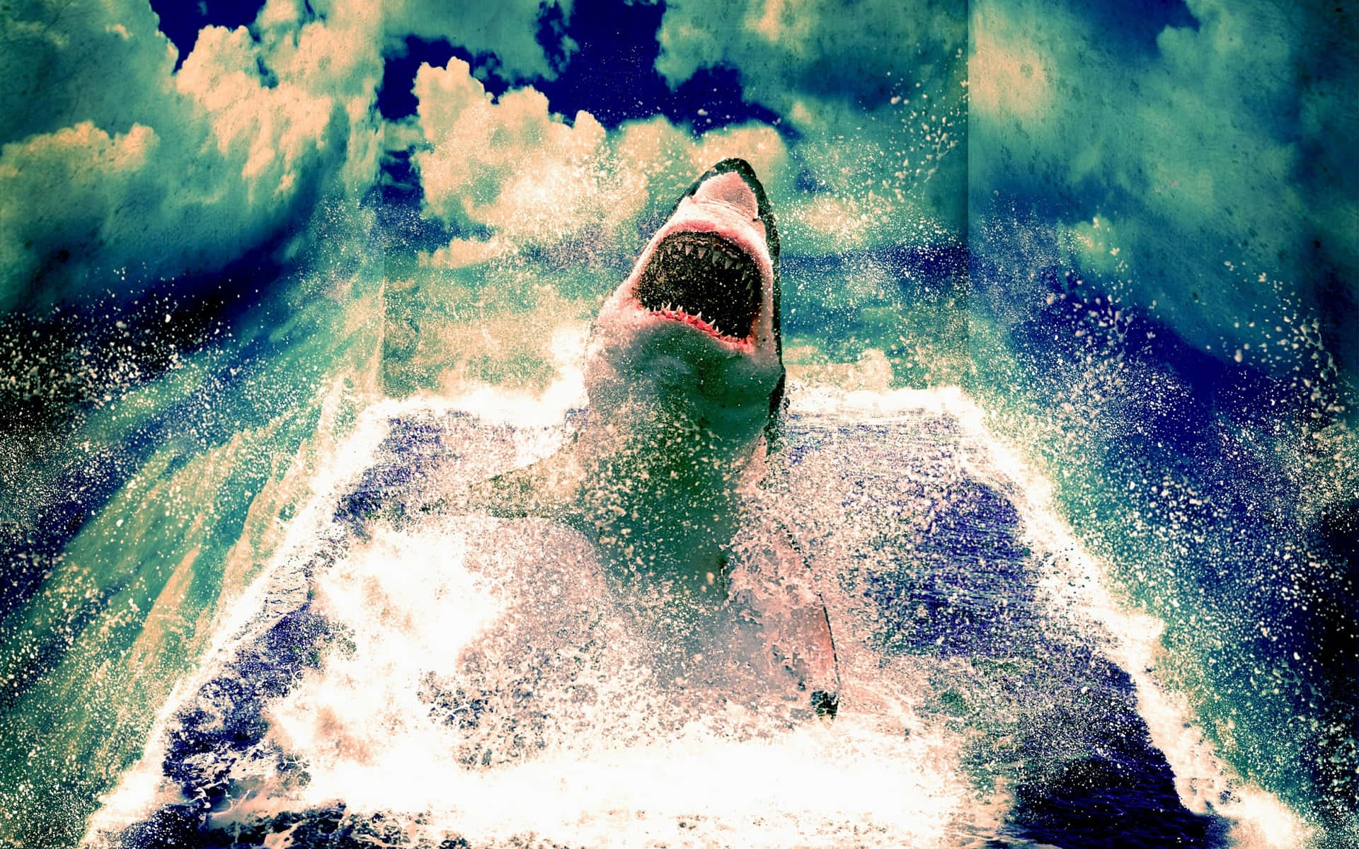 Scary Shark 桌布 壁紙 — 一條大白鯊在戲劇性的多雲天空下，強力地從藍綠色海洋中躍出。