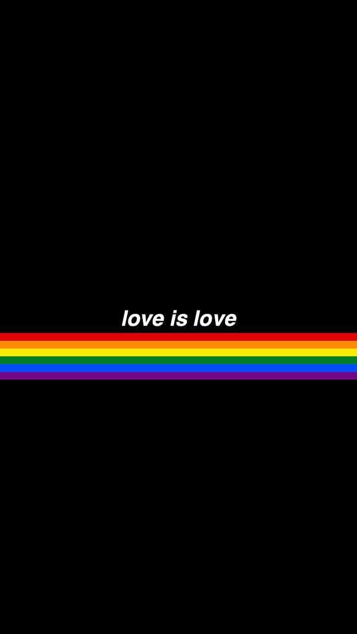 彩虹 桌布 壁紙 — 一條大膽的彩虹條紋，上面有文字 love is love 居中於黑色背景上。