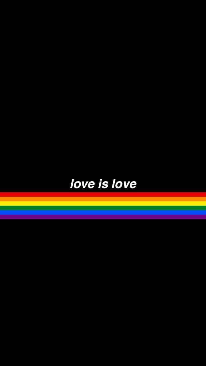 Im Gay 桌布 壁紙 — 一條大膽的彩虹條紋居中在黑色背景上，白色文字寫著love is love。