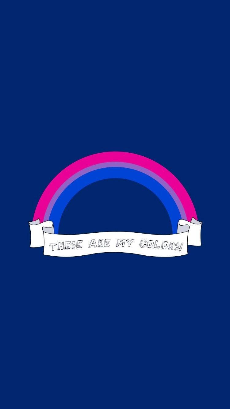Bisexual Flag 桌布 壁紙 — 一條大膽的粉紅和藍色彩虹拱起在白色橫幅上，上面寫著「THESE ARE MY COLORS!」，背景是深海軍藍色。