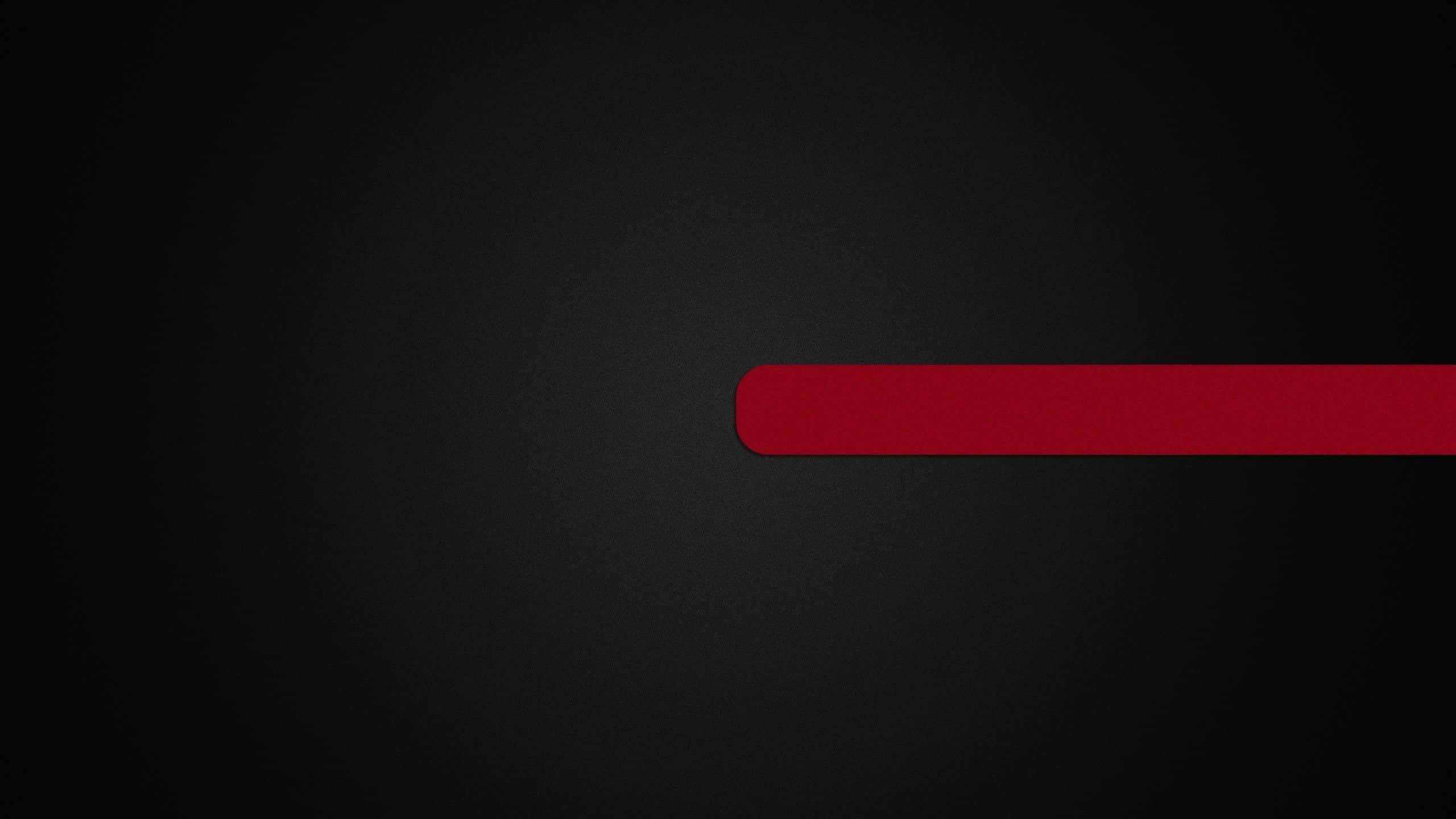 2560x1440 Black 桌布 壁紙 — 一條大膽的紅色水平條紋橫跨帶有細微漸變的紋理深灰色背景。