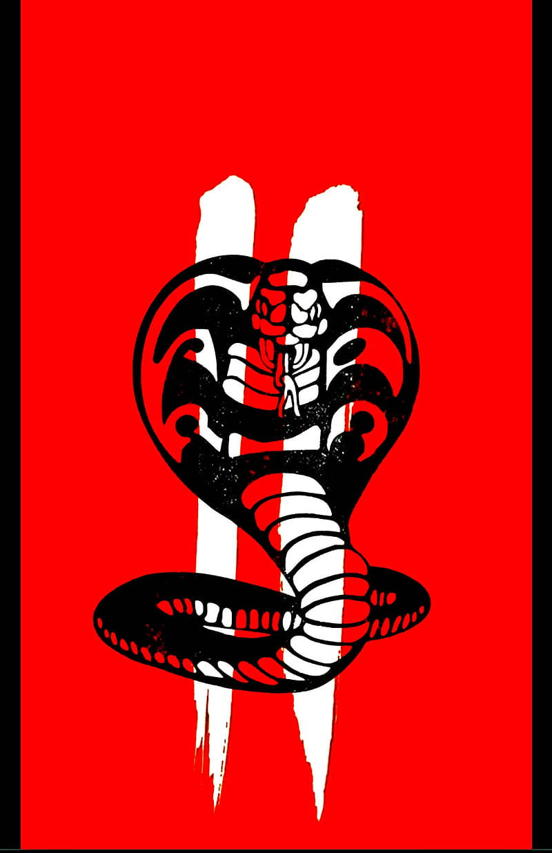 Cobra Kai Phone 桌布 壁紙 — 一條大膽的黑眼鏡蛇，豎起頭部，帶有白色條紋，站在鮮紅色背景上，帶有滴落的白色油漆效果。