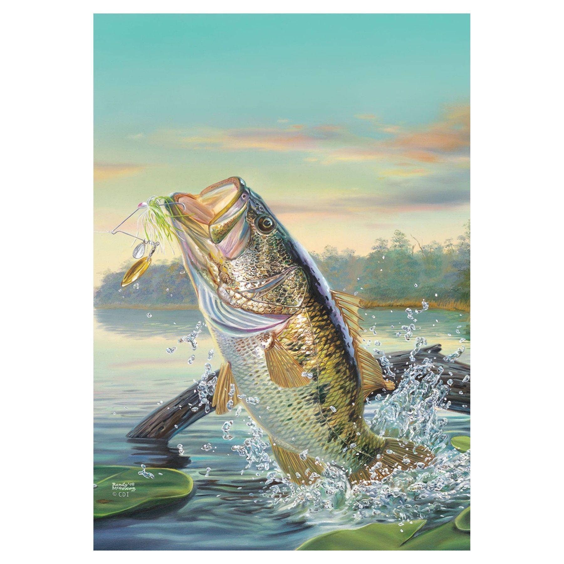 Largemouth Bass 桌布 壁紙 — 一條大鱸魚在日落時從平靜的湖面躍起，嘴裡叼著魚餌，濺起水花。