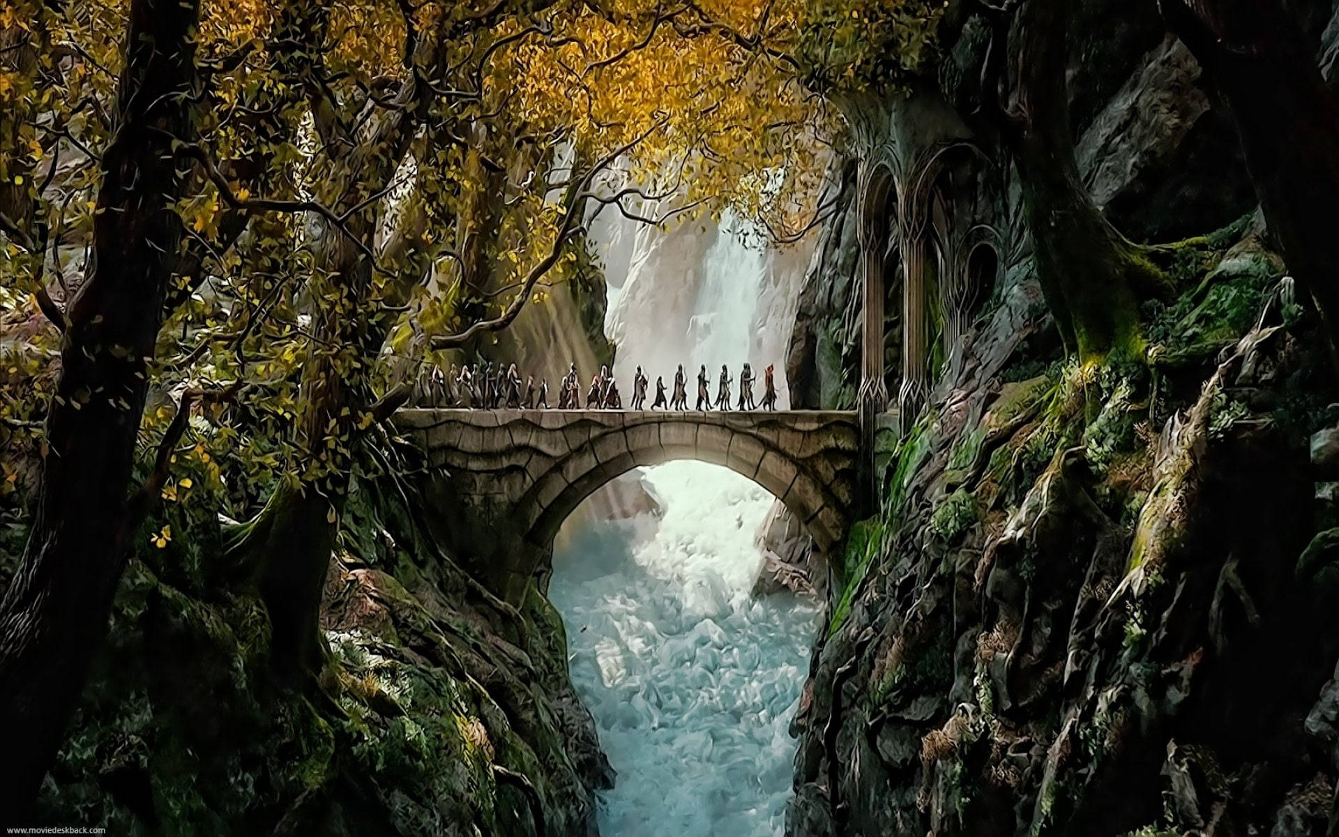 Lord Of The Rings Landscape 桌布 壁紙 — 一條奇幻橋樑拱起於奔騰的瀑布之上，一排旅人穿過長滿苔蘚的森林樹冠走過。