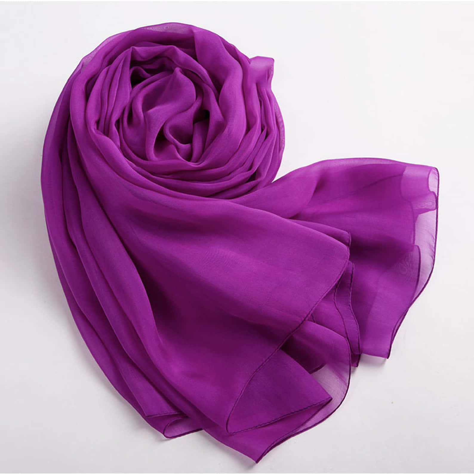 Purple Scarf 桌布 壁紙 — 一條奢華的深紫色雪紡圍巾，在純白背景上優雅地垂墜出柔軟的褶皺。