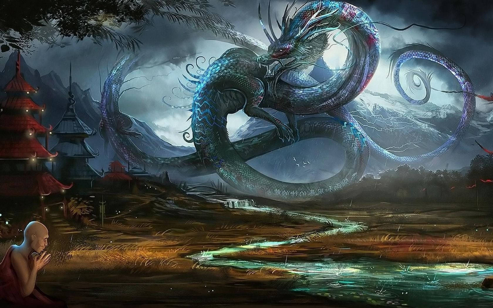 龍 桌布 壁紙 — 一條威嚴的藍龍盤旋在霧氣籠罩的山村上空，下方一位僧侶虔誠祈禱。