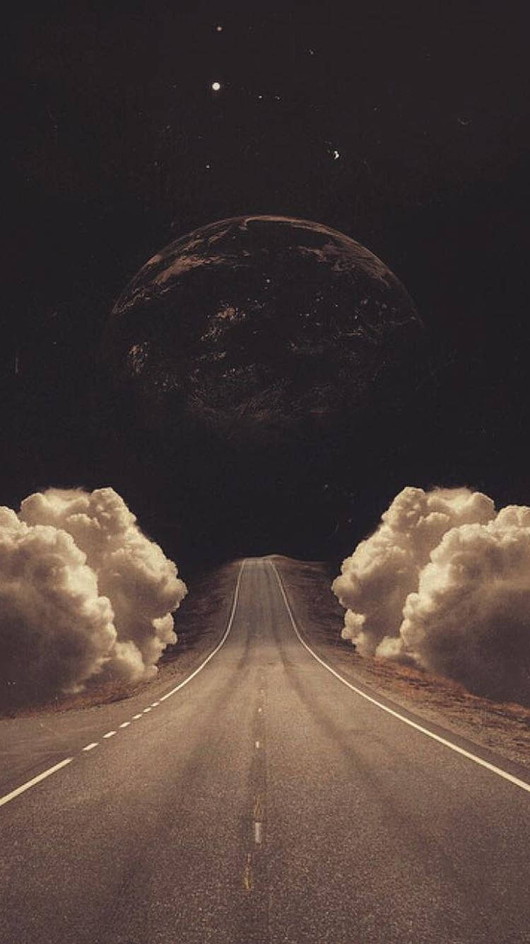 夜空 桌布 壁紙 — 一條孤獨的瀝青路延伸向一個懸掛在繁星夜空中的巨大行星，周圍環繞著翻滾的雲層。