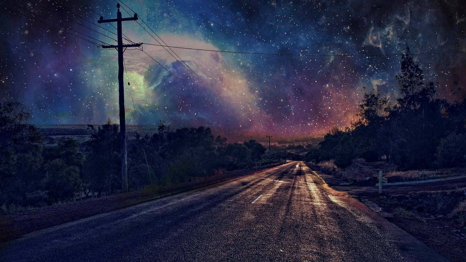 夜空 桌布 壁紙 — 一條孤獨的道路在充滿活力的星空下延伸，左邊有高聳的電線桿和宇宙雲層。