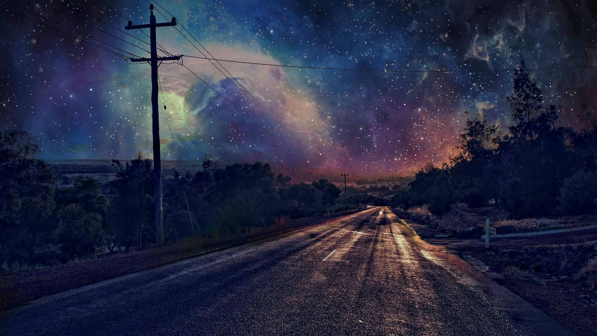 夜空 桌布 壁紙 — 一條孤獨的道路在充滿活力的星空下延伸，紫色和橙色的星雲在黑暗的樹木和電線桿上方發光。