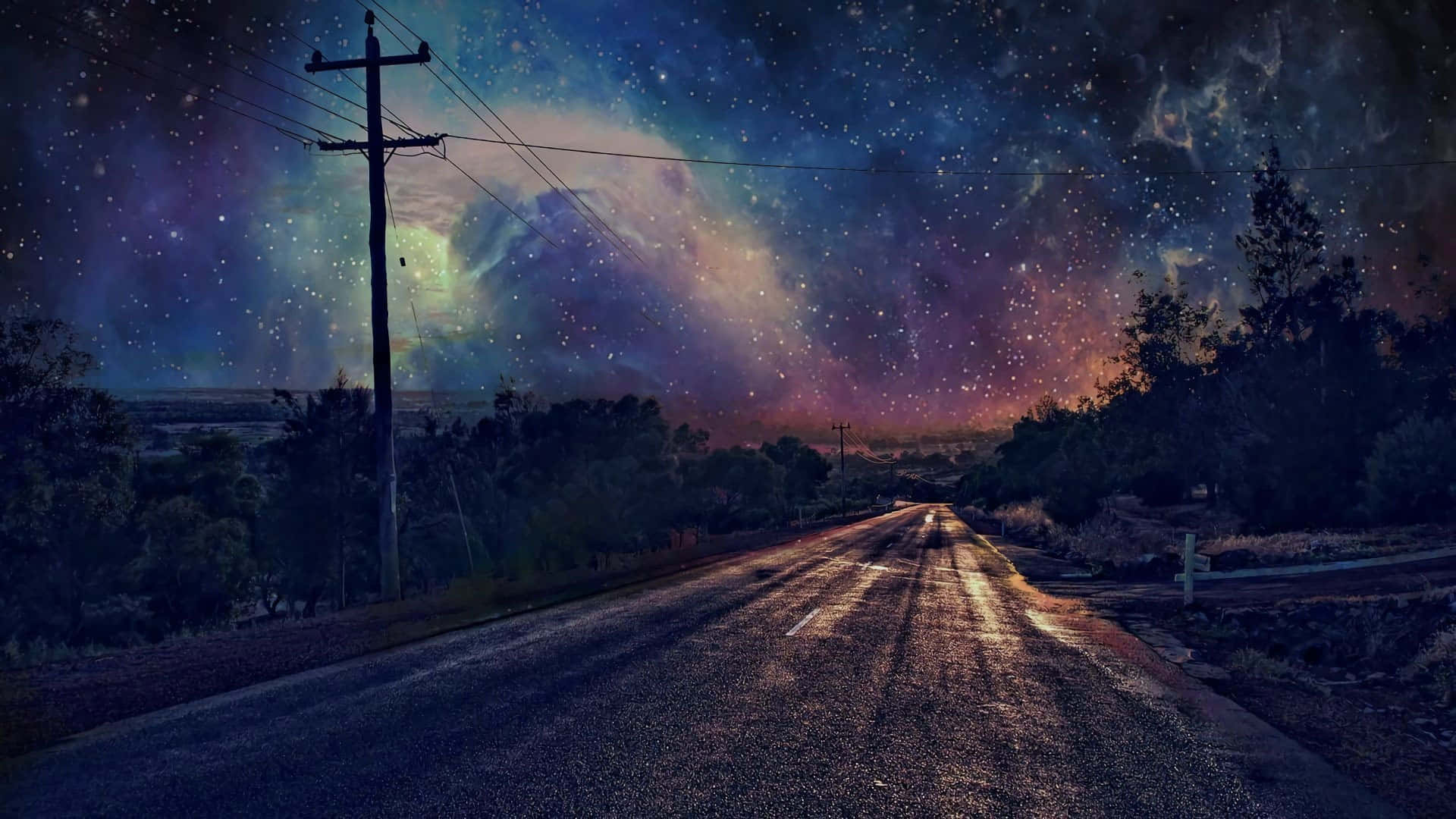 Starry Sky 桌布 壁紙 — 一條孤獨的道路在充滿活力的星空下延伸，左側有宇宙雲和一根高聳的電線杆。