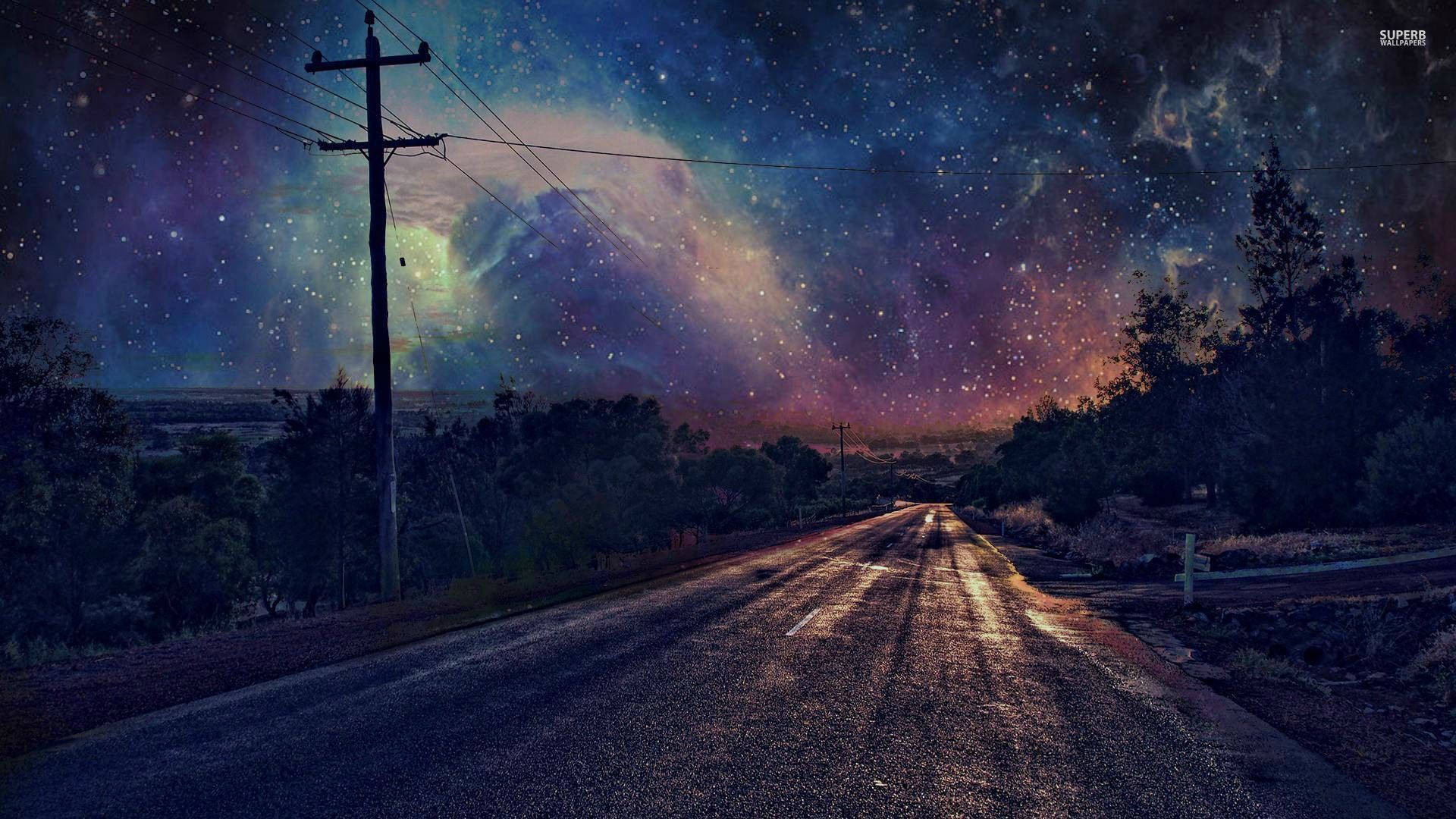 夜晚 桌布 壁紙 — 一條孤獨的道路在充滿活力的星空下延伸，左側有發光的星雲和一根高聳的電線杆。