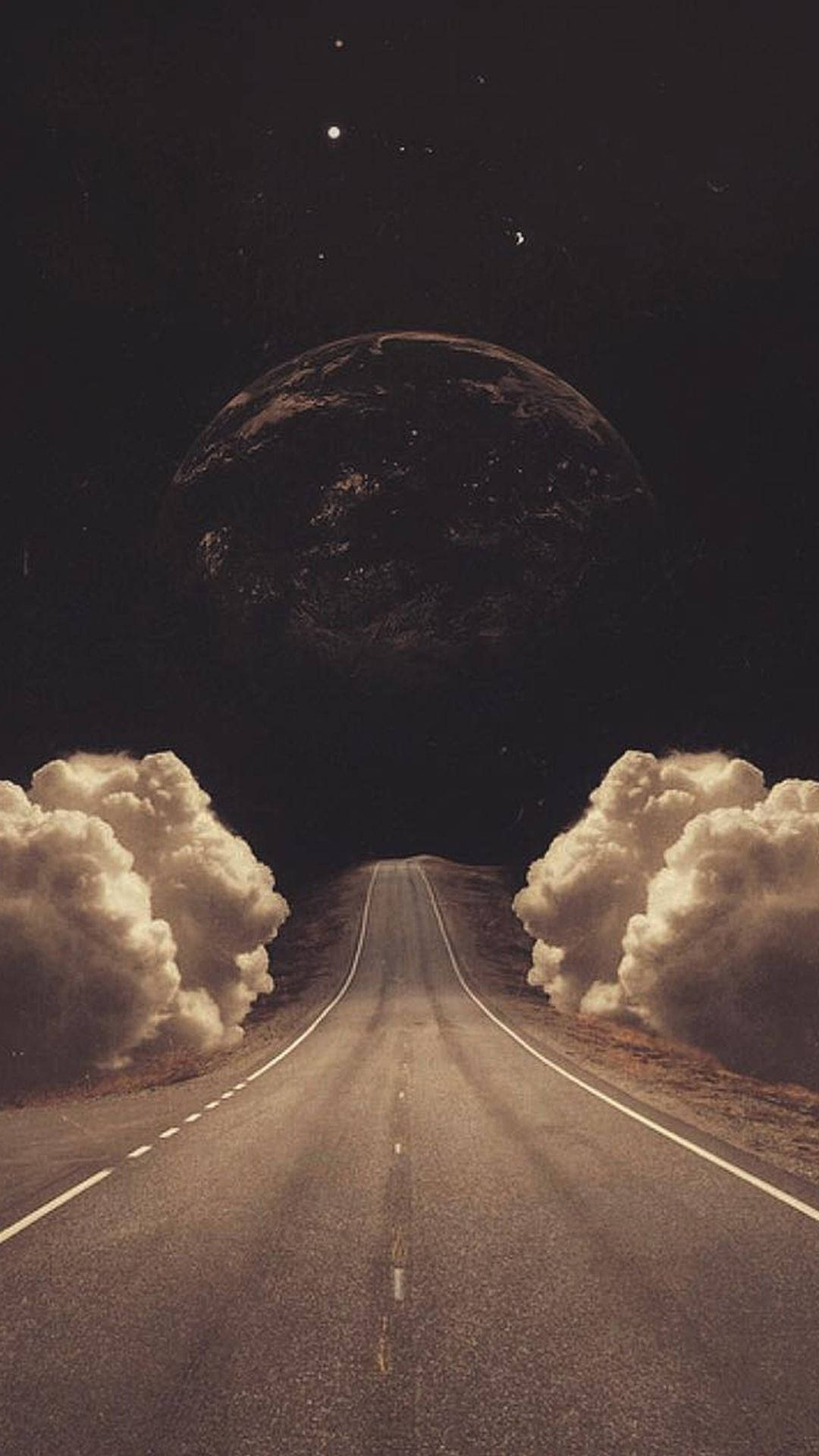Road 桌布 壁紙 — 一條孤獨的道路穿過雲層，伸向懸掛在繁星夜空中的巨大行星。