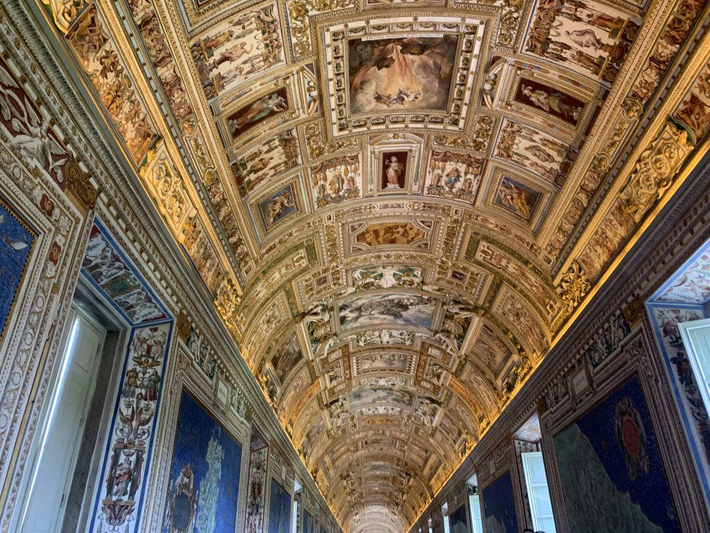 Rome 桌布 壁紙 — 一條宏偉華麗的走廊，拱形天花板上覆蓋著複雜的壁畫和鍍金裝飾線條。