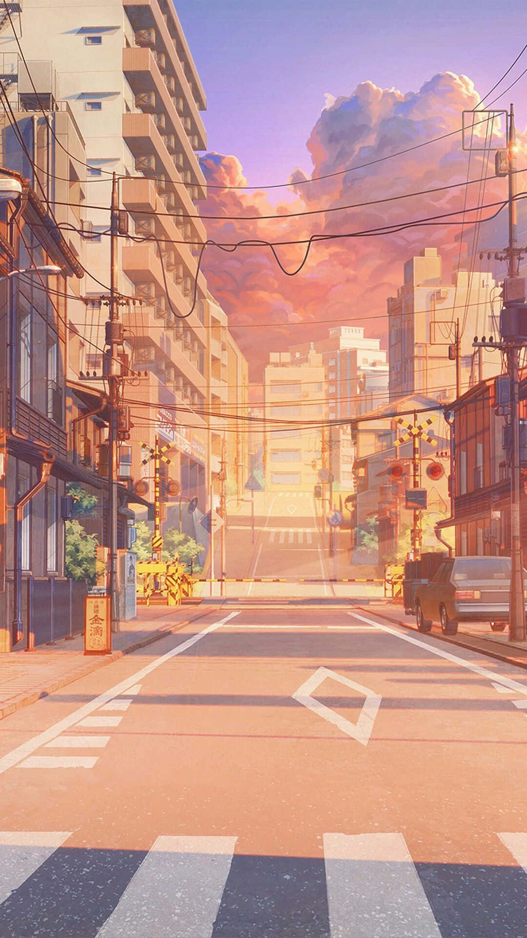Anime Sky 桌布 壁紙 — 一條寧靜的動漫風格城市街道，沐浴在溫暖的夕陽色調中，帶有戲劇性的雲朵和架空電線。