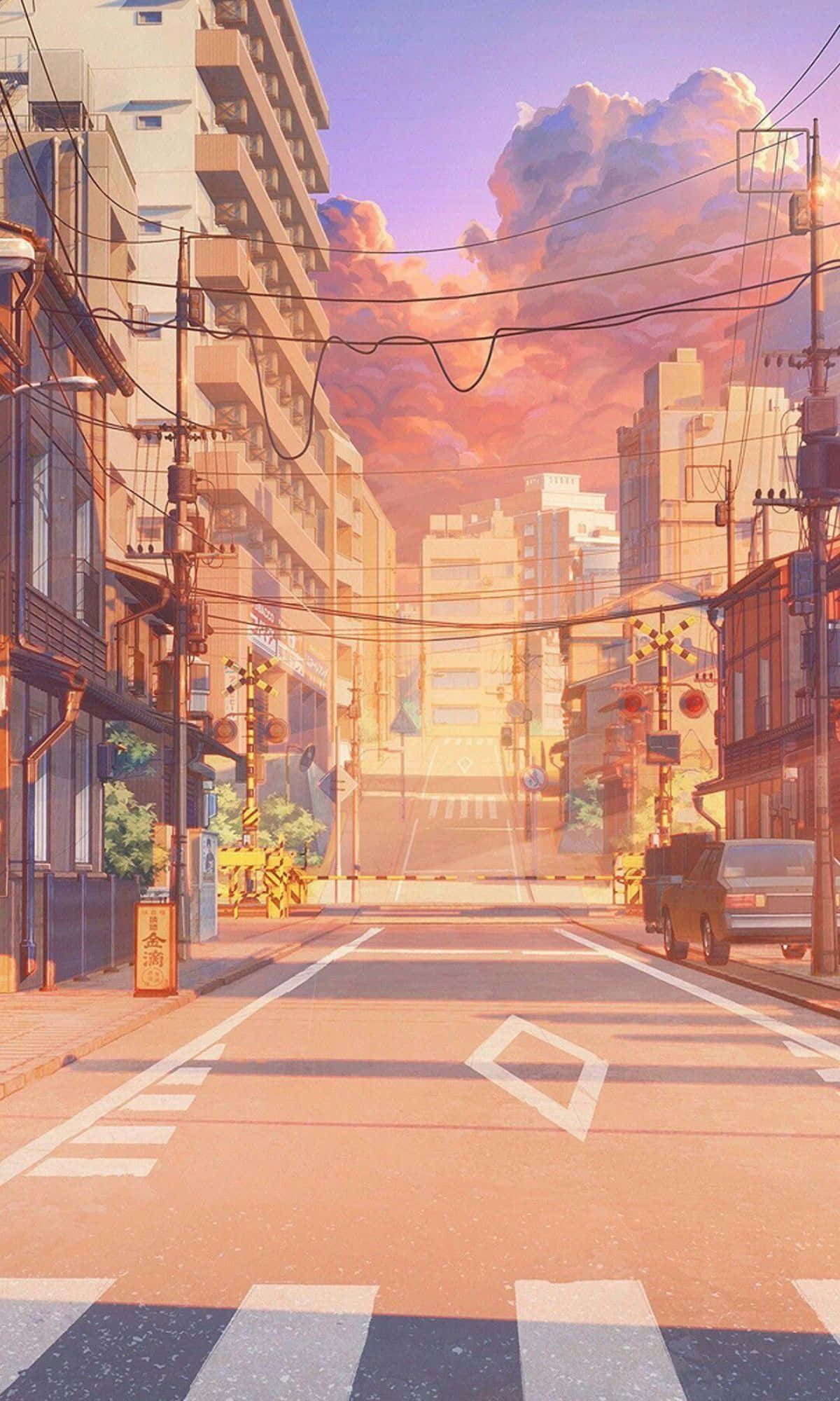 1200x2000 桌布 壁紙 — 一條寧靜的動漫風格城市街道，沐浴在溫暖的夕陽色調中，帶有戲劇性的雲朵和架空電線。