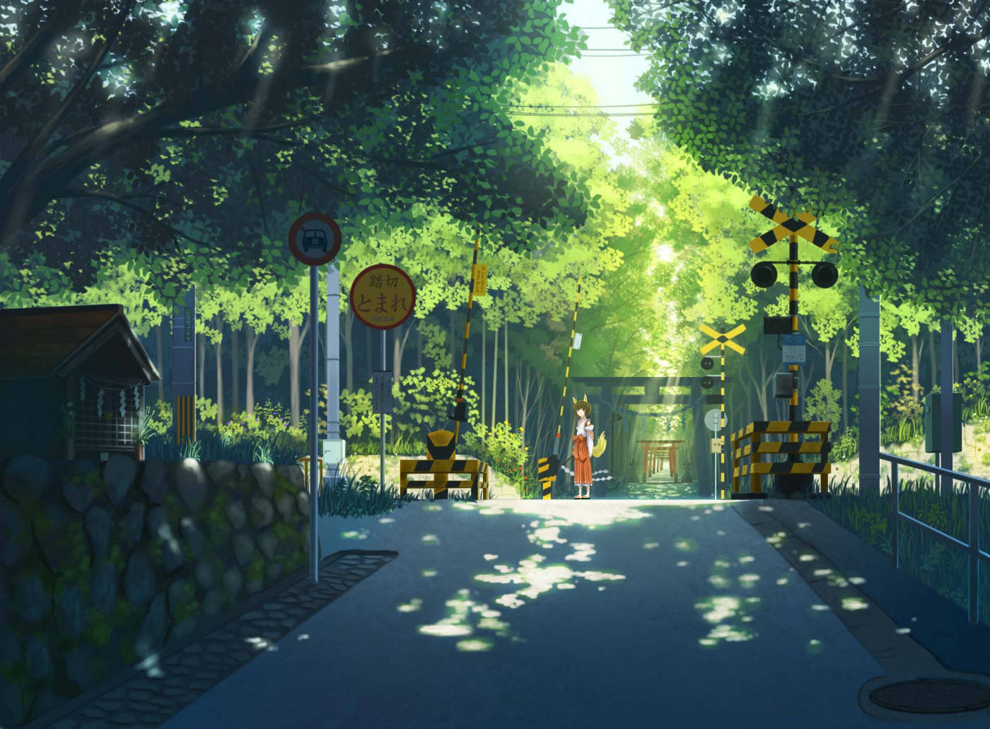 Illustration Art 桌布 壁紙 — 一條寧靜的動漫風格小徑穿過茂密的綠樹，通往一個鐵路平交道，那裡有一個孤獨的橙色身影站在斑駁的陽光下。