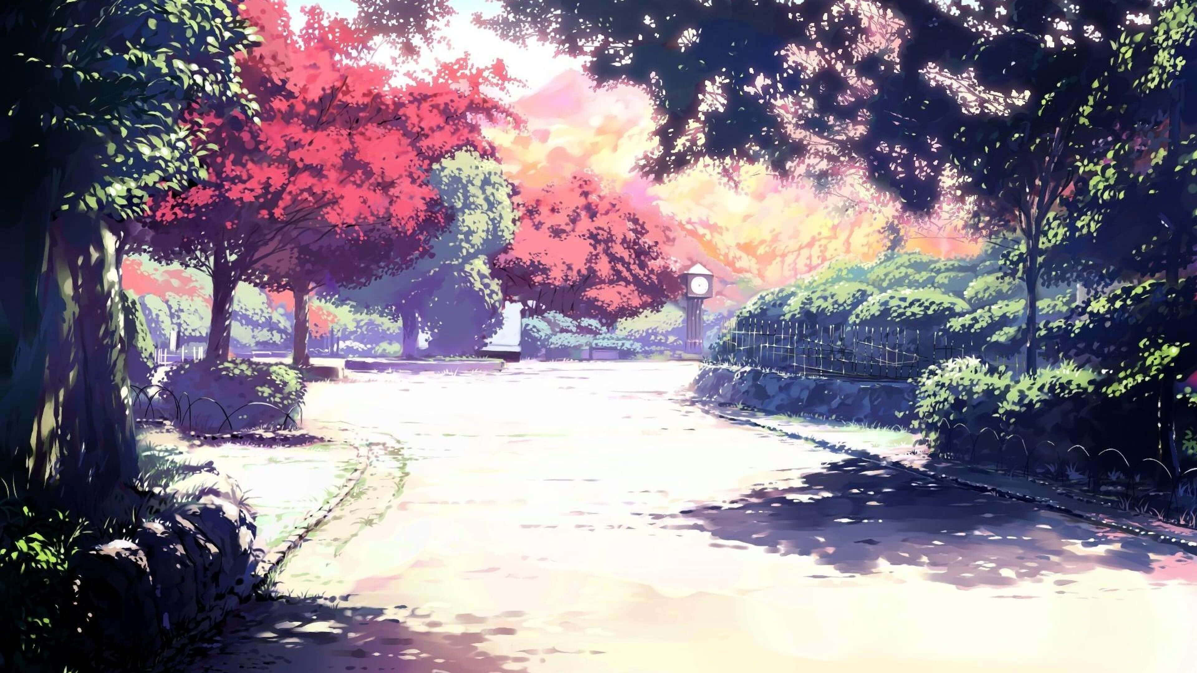 動畫風景 桌布 壁紙 — 一條寧靜的動漫風格小徑蜿蜒穿過公園，公園裡有鮮豔的紅色和綠色樹木，天空閃耀著夕陽餘暉。