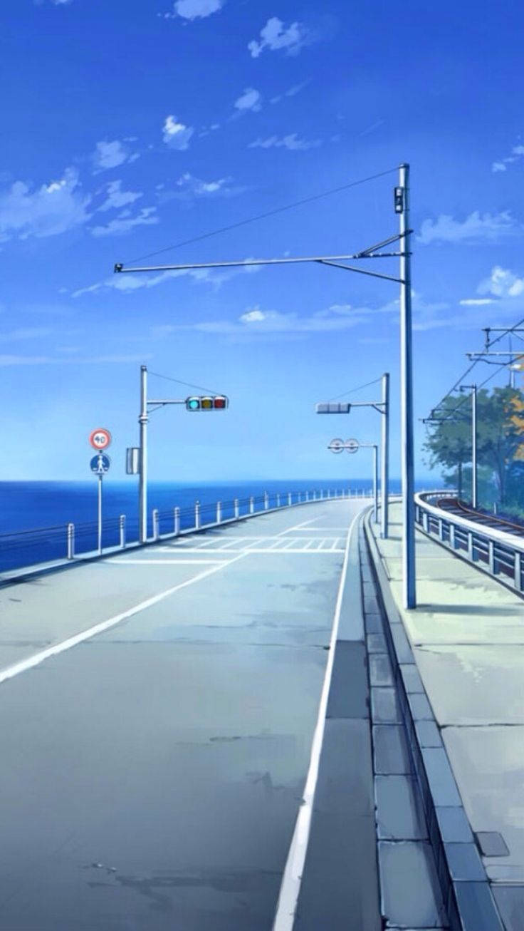 藍色美學手機 桌布 壁紙 — 一條寧靜的動畫風格沿海道路在晴朗藍天和散落白雲下延伸至地平線。