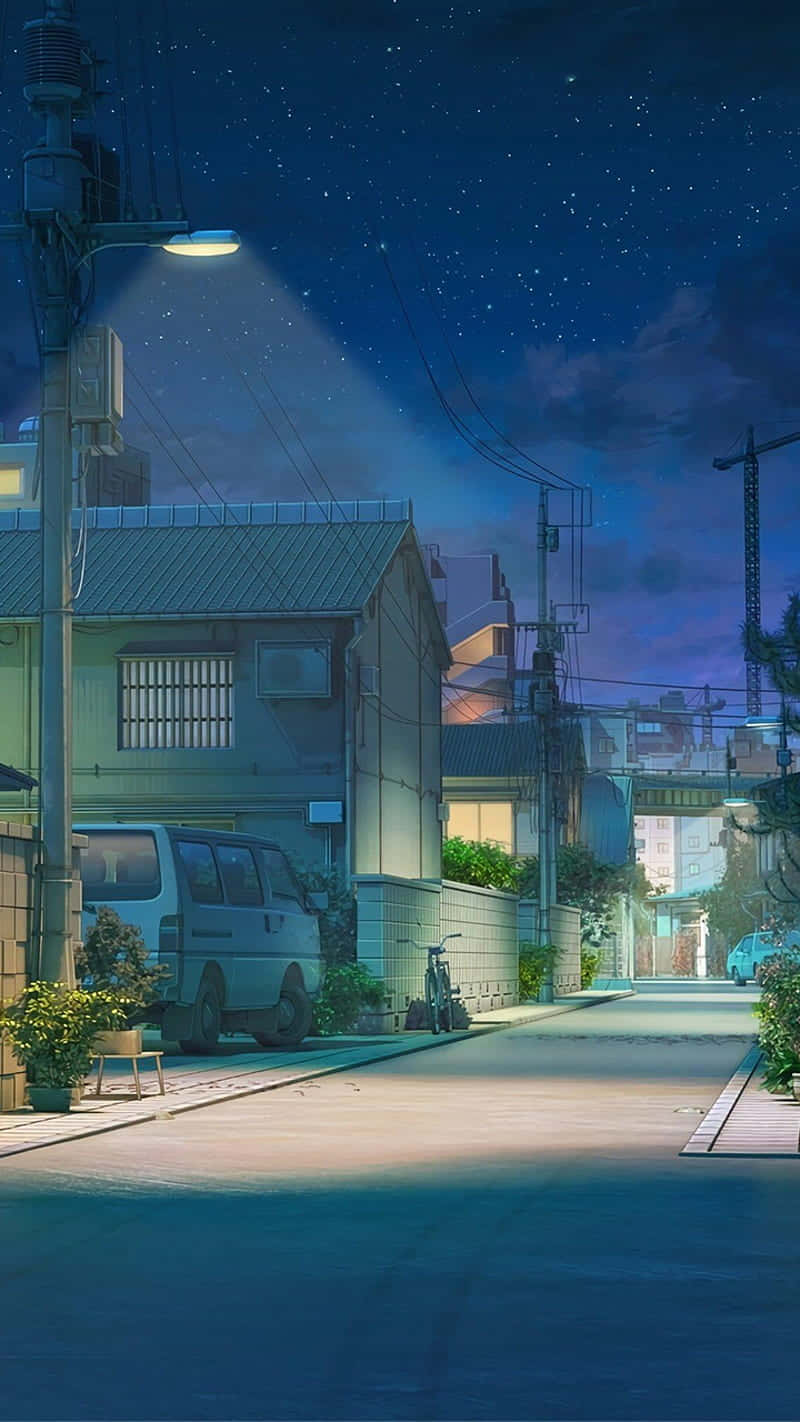 Anime Night 桌布 壁紙 — 一條寧靜的日本街道在夜晚沐浴在街燈柔和的藍光下，星空燦爛。