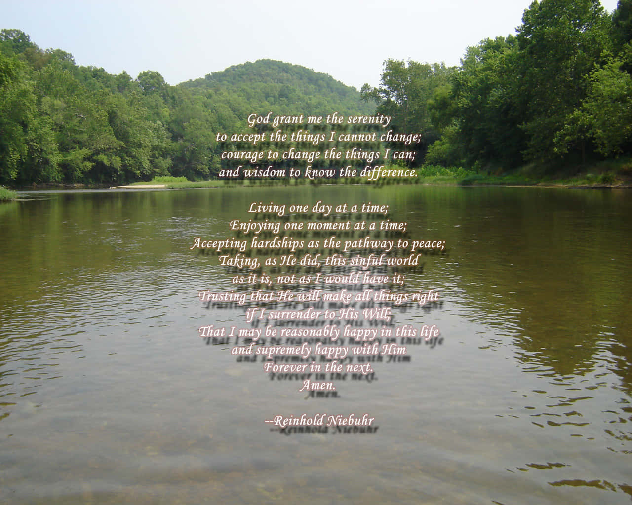 wisdom 桌布 壁紙 — 一條寧靜的河流，周圍環繞著茂密的綠樹，反射表面映照出關於接納與和平的勵志文字。