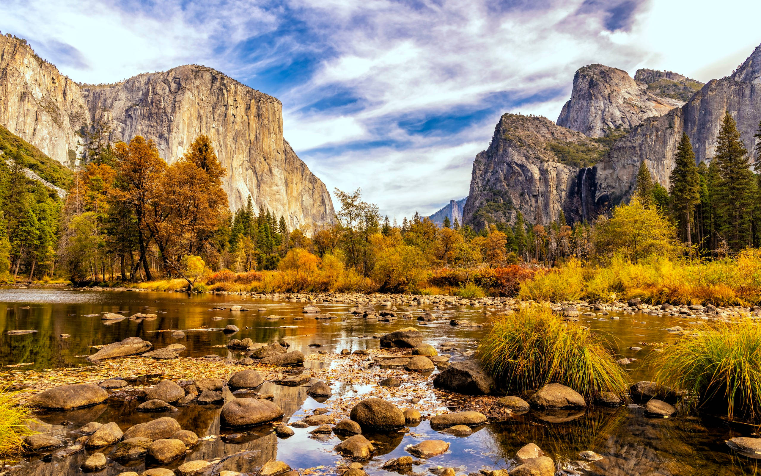 Beautiful Landscape 桌布 壁紙 — 一條寧靜的河流蜿蜒穿過充滿活力的秋日山谷，兩旁是高聳的花崗岩懸崖，天空部分多雲。