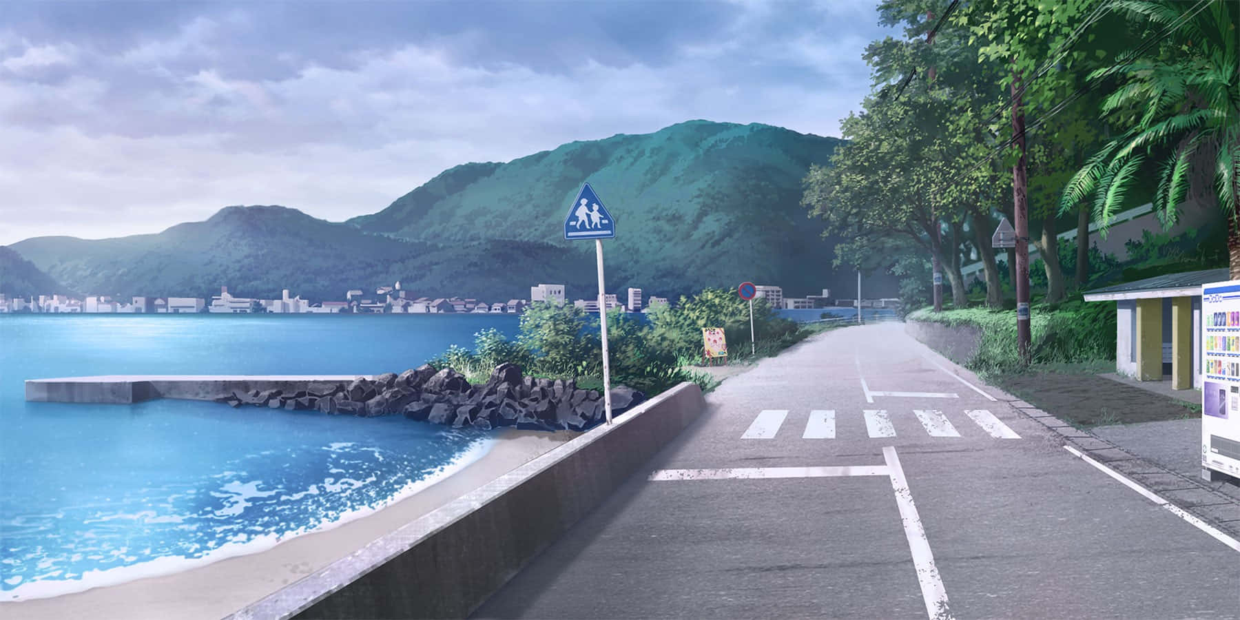 Harbor 桌布 壁紙 — 一條寧靜的海岸道路蜿蜒經過碧綠的海水和鬱鬱蔥蔥的山丘，天空多雲。