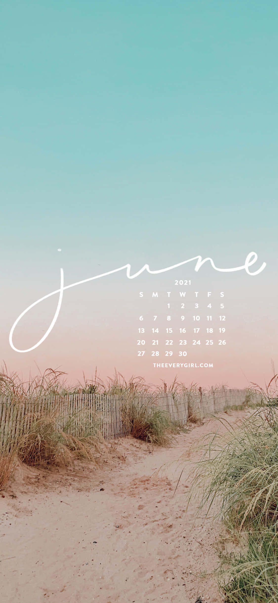 June 桌布 壁紙 — 一條寧靜的海灘小徑，兩旁長滿沙丘草，通往帶有2021年6月日曆覆蓋的柔和天空。