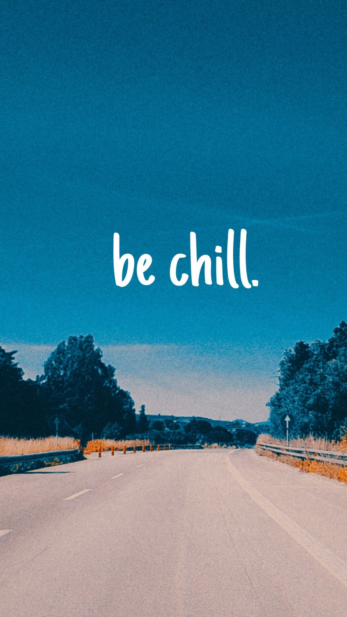 Chill 桌布 壁紙 — 一條寧靜的道路在廣闊的藍天下延伸至遠方，並 prominently 顯示文字 be chill。