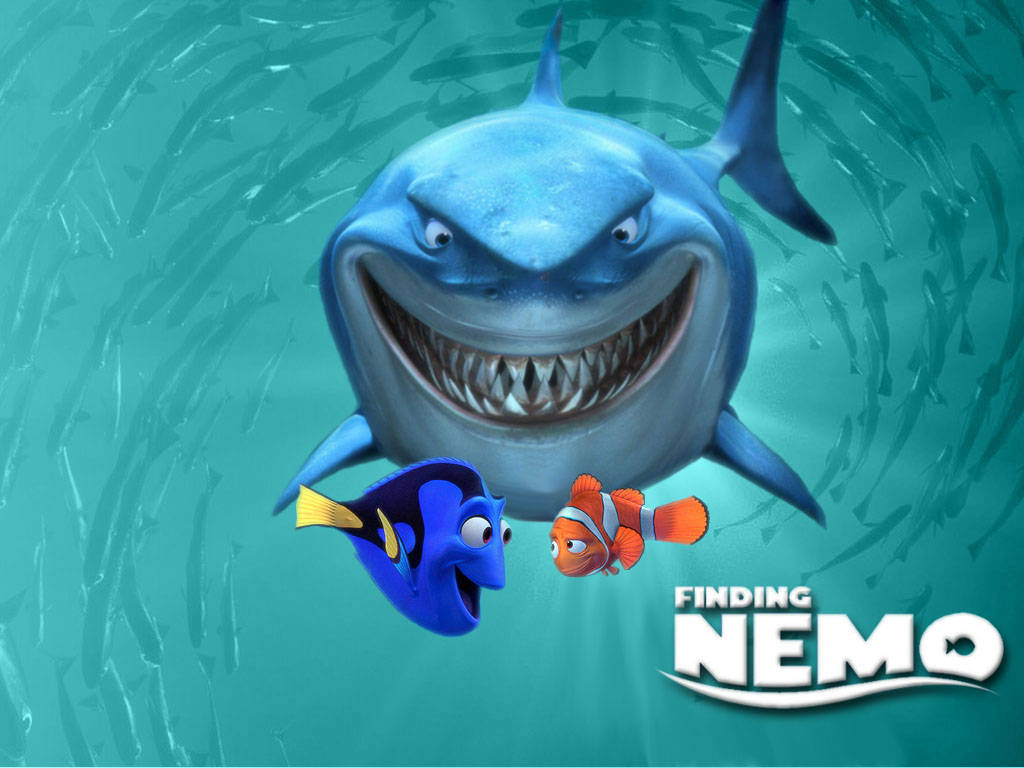 nemo 桌布 壁紙 — 一條巨大的微笑鯊魚在碧綠的海水中聳立在兩條小魚之上，周圍有旋轉的魚群。
