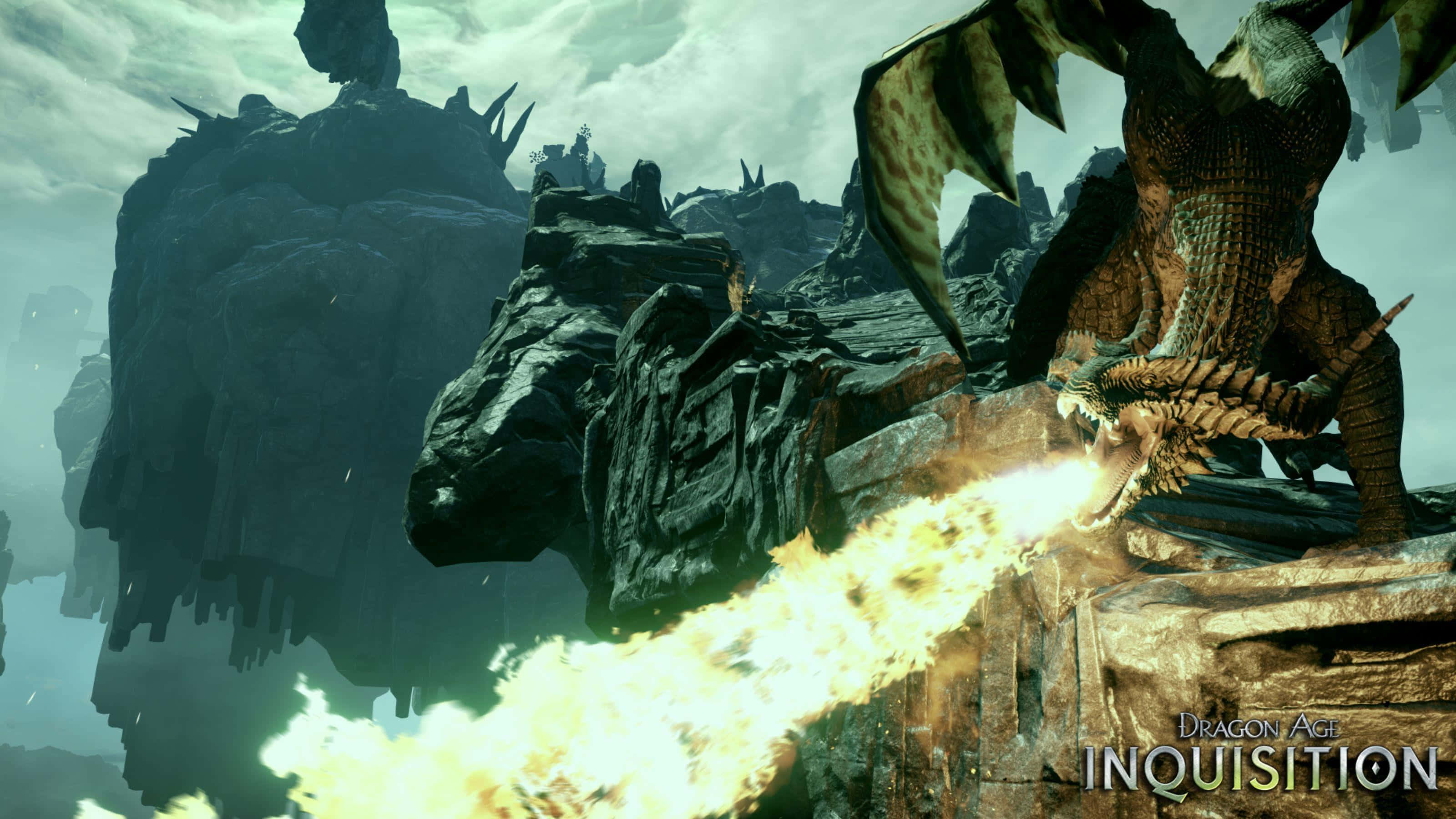Best Dragon Age Inquisition 桌布 壁紙 — 一條巨大的龍在迷霧籠罩的奇幻景觀中，向鋸齒狀的浮石噴出烈焰。