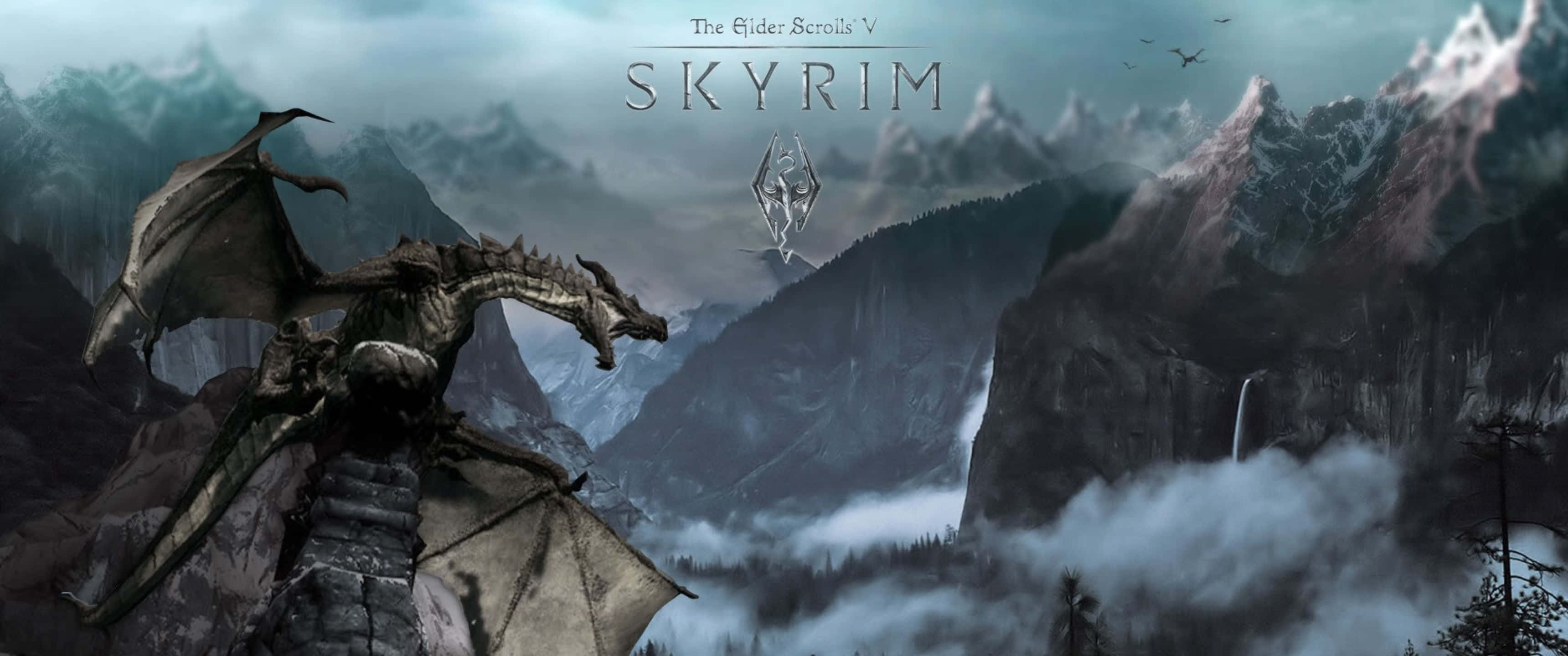 3440x1440p The Elder Scrolls V Skyrim 桌布 壁紙 — 一條巨大的龍棲息在白雪皚皚的山頂上，俯瞰著霧氣瀰漫的山谷，山谷中有高聳的山峰和瀑布。