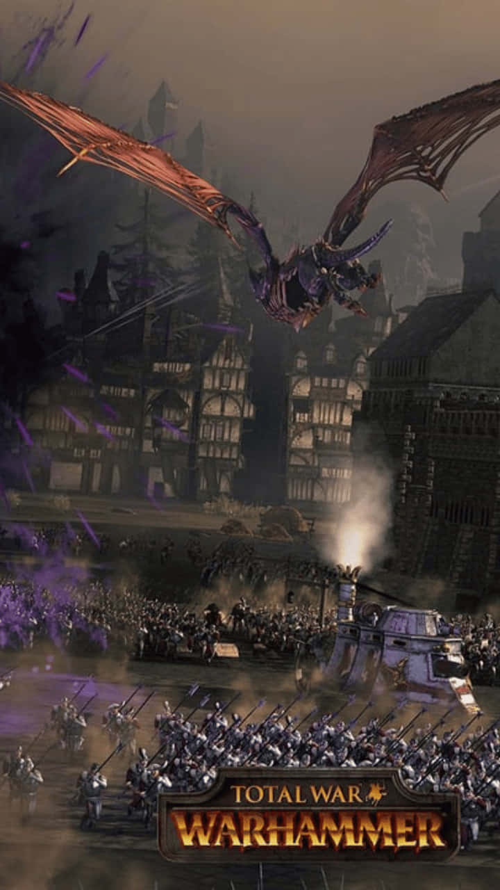 Android Total War Warhammer Ii 桌布 壁紙 — 一條巨龍在一個被圍困的中世紀城市上空翱翔，下方軍隊在混亂的戰鬥場景中交戰。