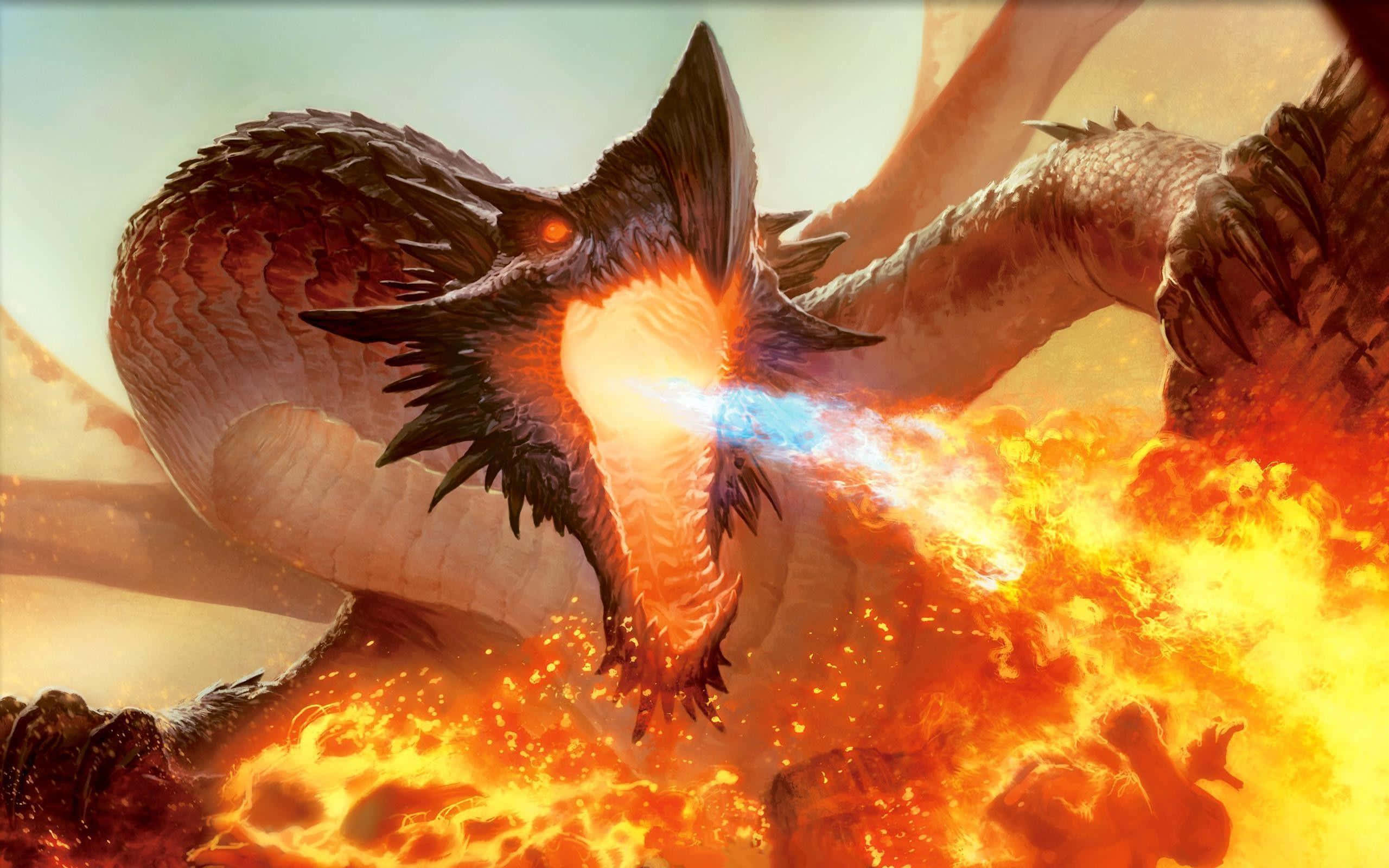 Mythical Dragon 桌布 壁紙 — 一條巨龍在充滿熔岩和燃燒碎片的戰場上釋放出熾熱的火焰吐息。