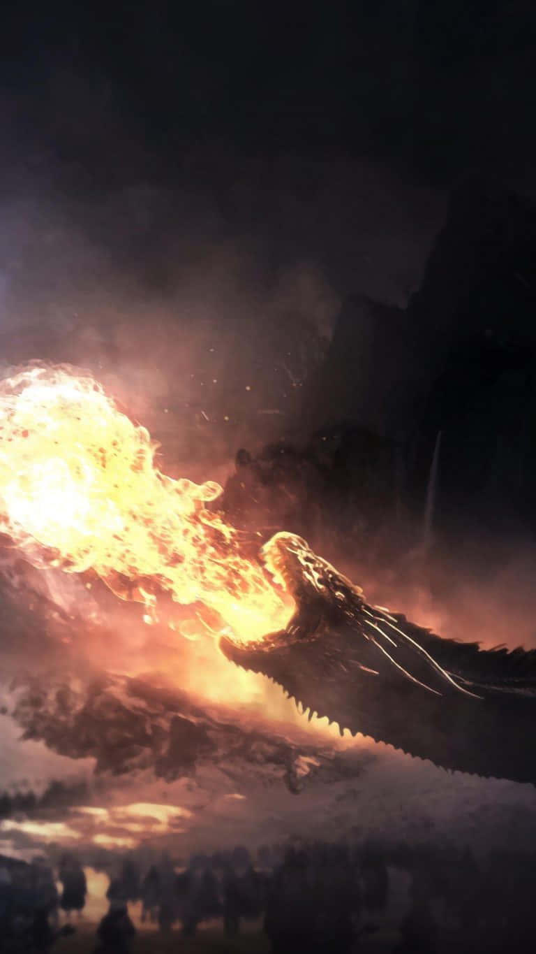 Game Of Thrones iPhone 桌布 壁紙 — 一條巨龍在遠方戰場上空，向昏暗的天空噴射出烈焰吐息。