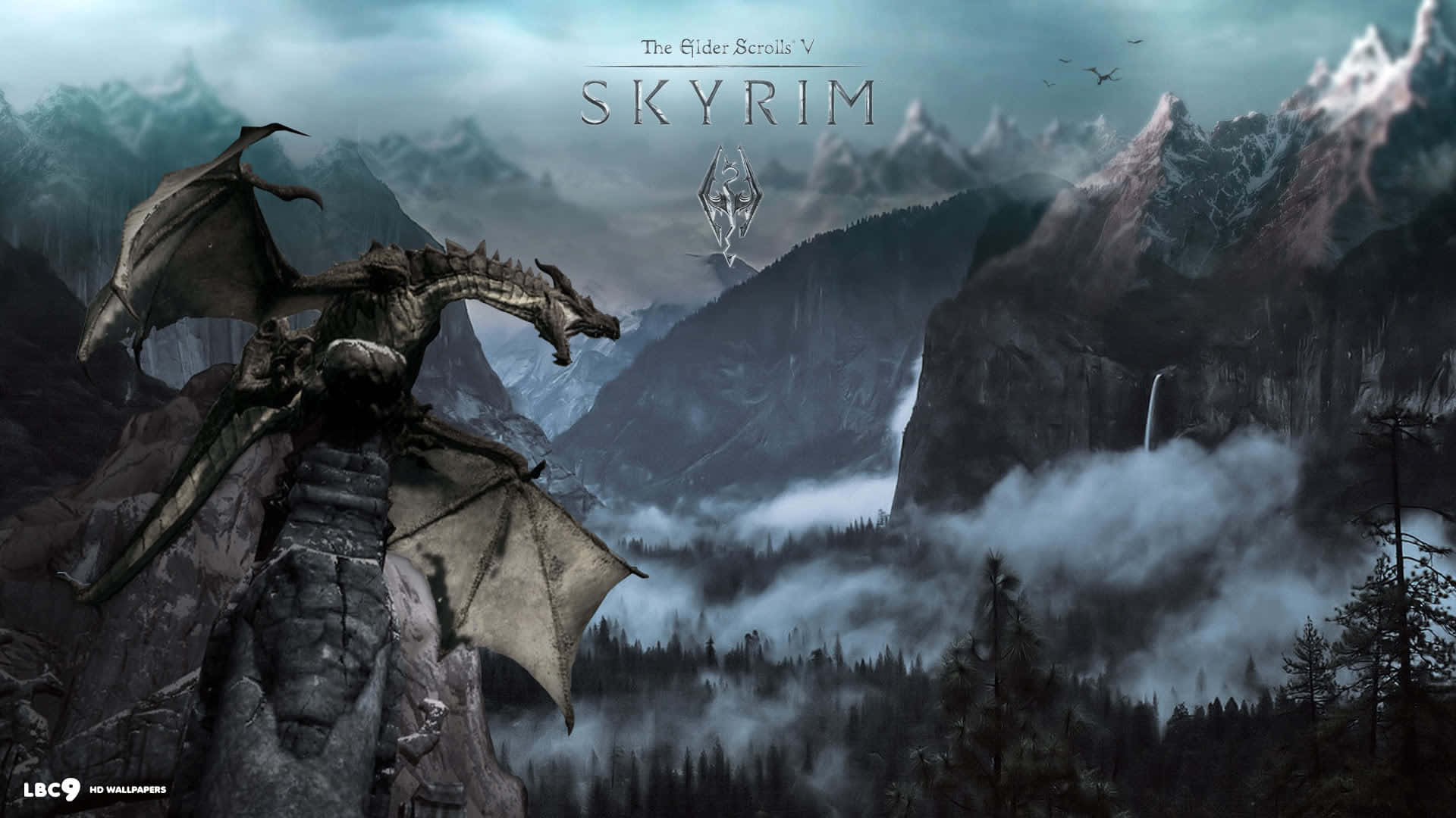 Skyrim Paarthurnax 桌布 壁紙 — 一條巨龍棲息在岩石山峰上，俯瞰著雲霧繚繞的山谷，山谷中有瀑布和茂密的森林，天空多雲。
