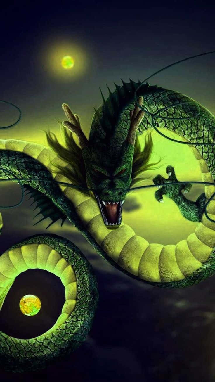  壁紙 — 一條帶有威脅性的綠色龍纏繞著一個發光的球體，背景是黑暗的天空和一顆明亮的太陽。