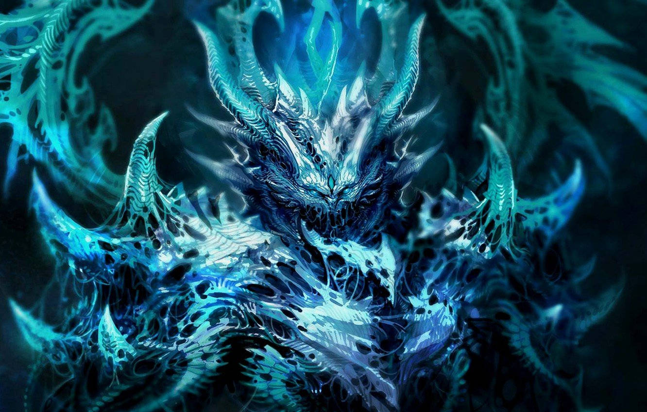 evil 桌布 壁紙 — 一條帶有發光眼睛和鋸齒狀鱗片的威嚇性藍色龍從旋轉的黑暗能量中出現。