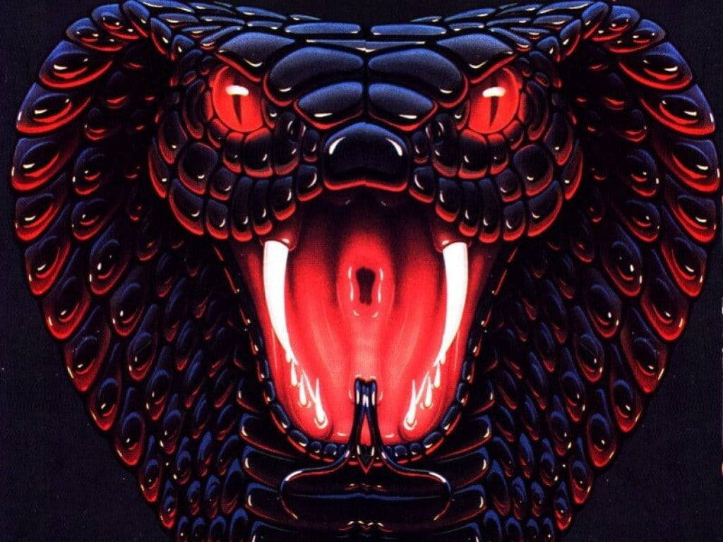 Digital 桌布 壁紙 — 一條帶有發光紅眼和毒牙的威脅性黑眼鏡蛇在黑暗背景前向前攻擊。