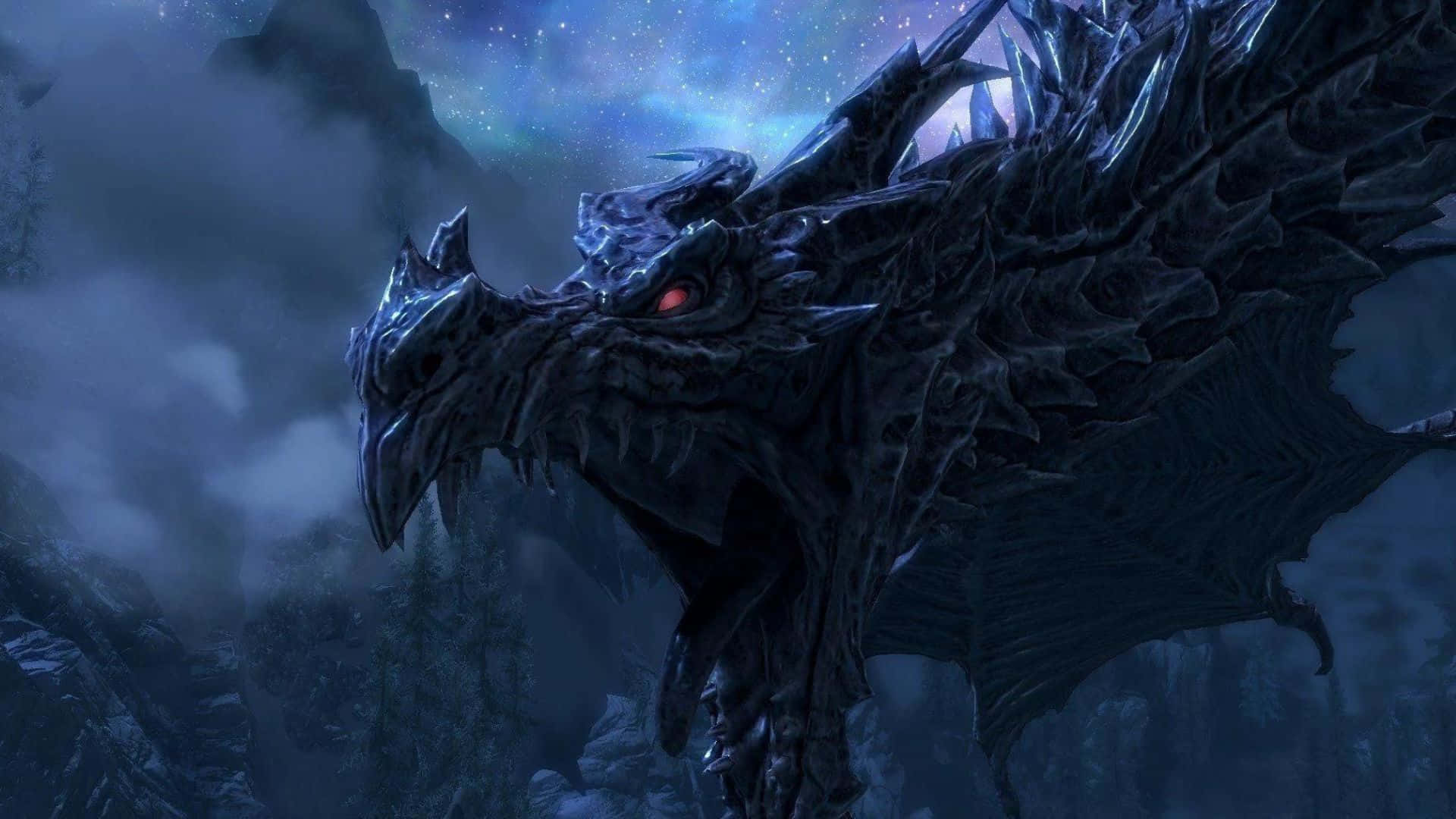 Skyrim Alduin 桌布 壁紙 — 一條帶有發光紅眼的兇猛黑龍棲息在星夜下霧氣瀰漫的山頂上。