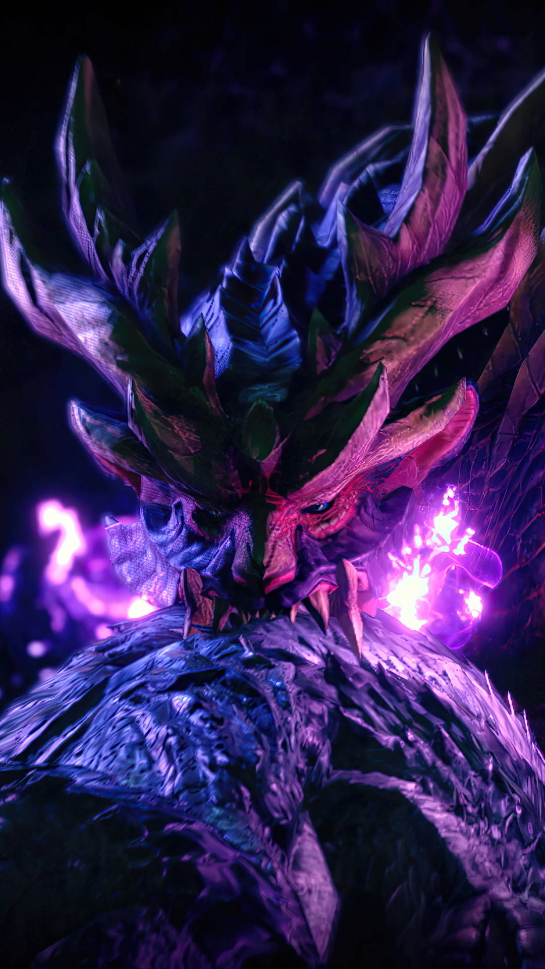Monster Hunter Phone 桌布 壁紙 — 一條帶有發光紫色眼睛和火焰呼吸的威脅性巨龍，在黑暗且充滿氛圍的場景中若隱若現。