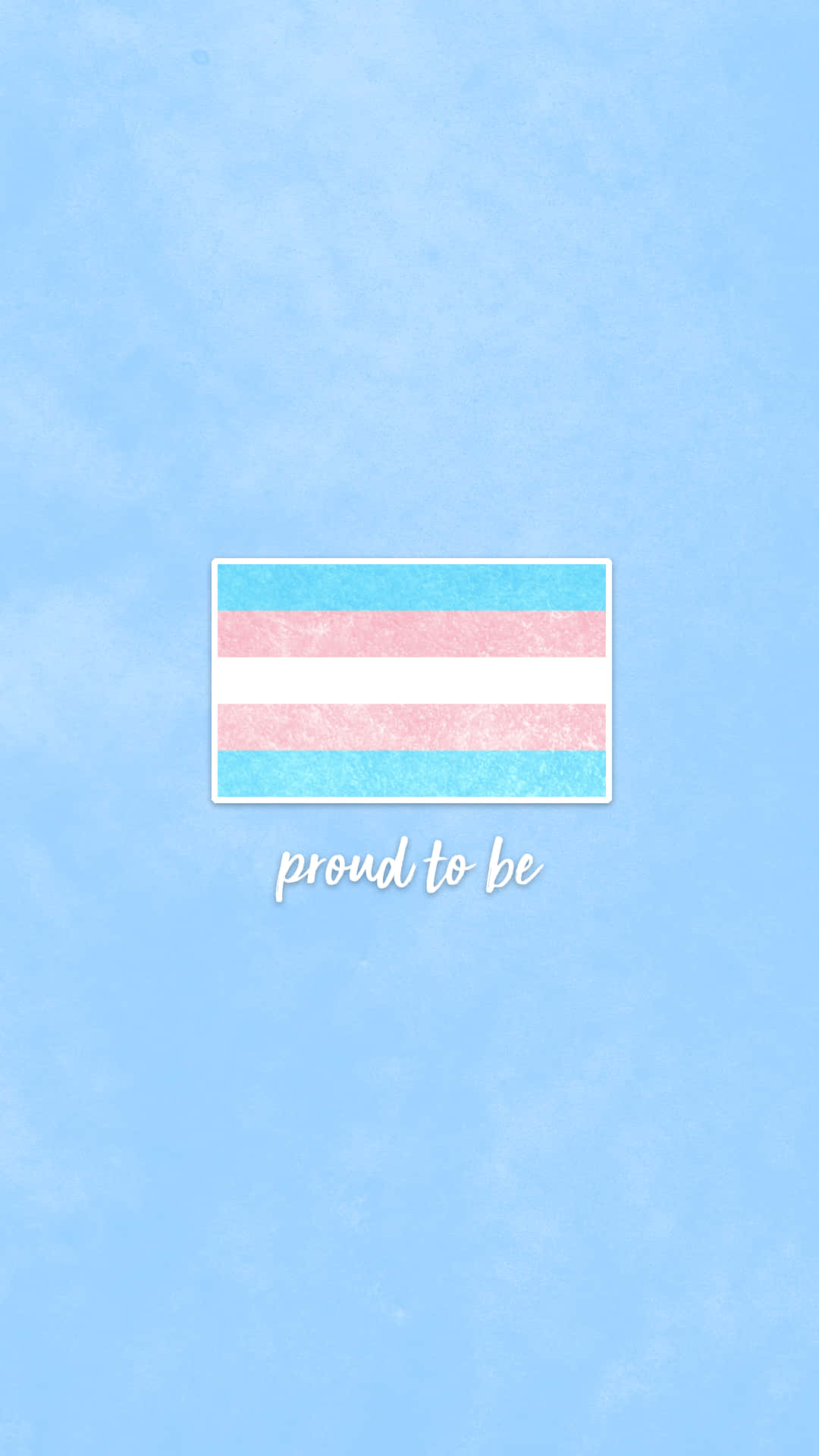 transgender 桌布 壁紙 — 一條帶有紋理條紋的跨性別旗幟，居中於柔和的藍色水彩背景上，下方有「proud to be」字句。
