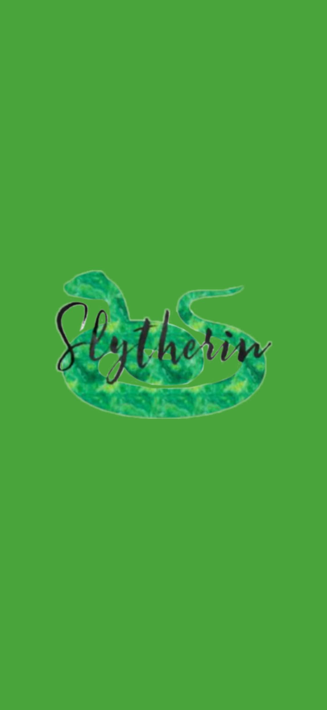 Cute Slytherin 桌布 壁紙 — 一條帶有紋理鱗片的綠色盤蛇，在純綠色背景上以優雅的黑色草書形成史萊哲林學院名稱。