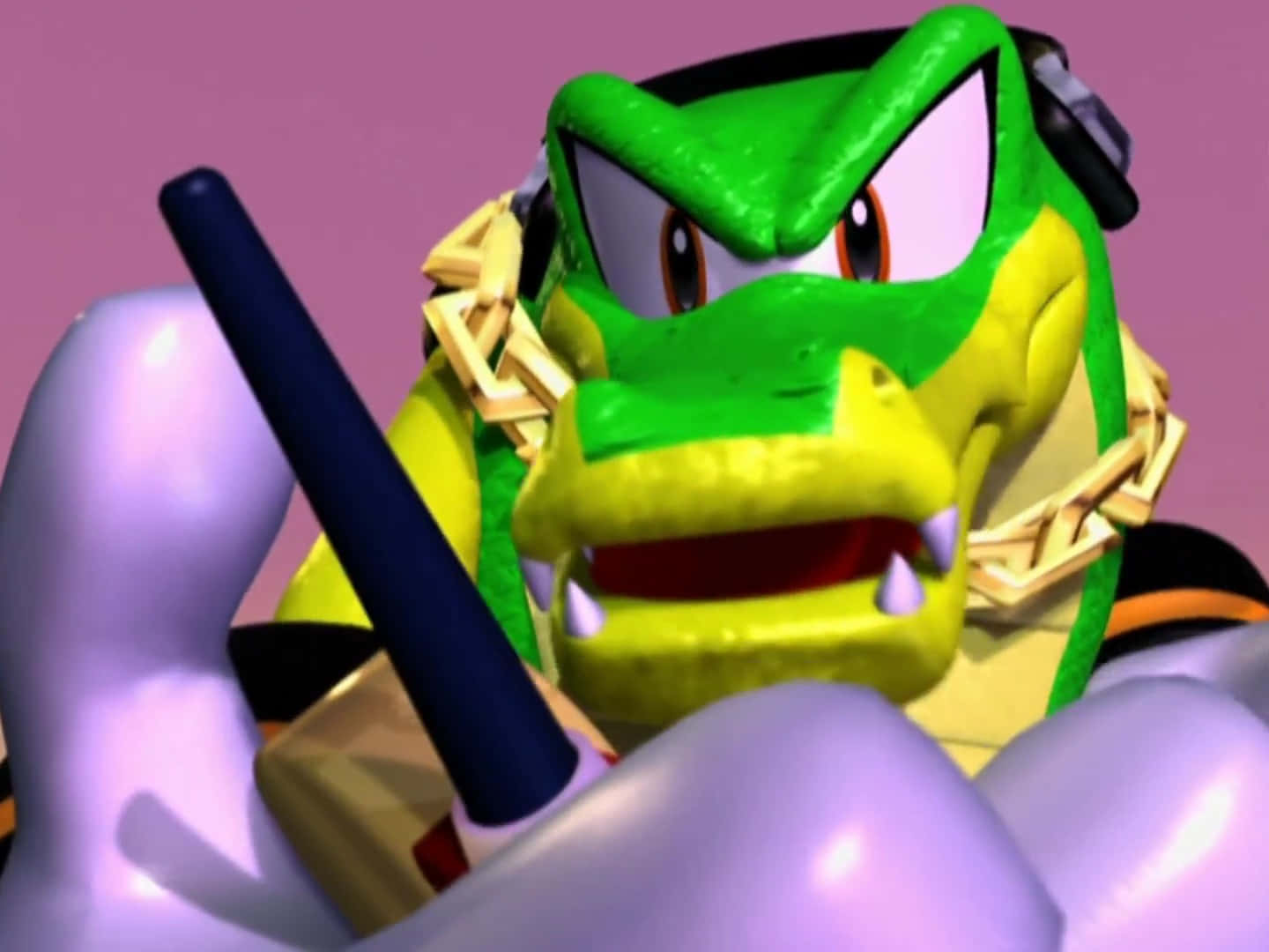 Vector The Crocodile 桌布 壁紙 — 一條帶有金鏈和警棍的兇猛綠色鱷魚惡棍，在粉紅色背景下凝視著。